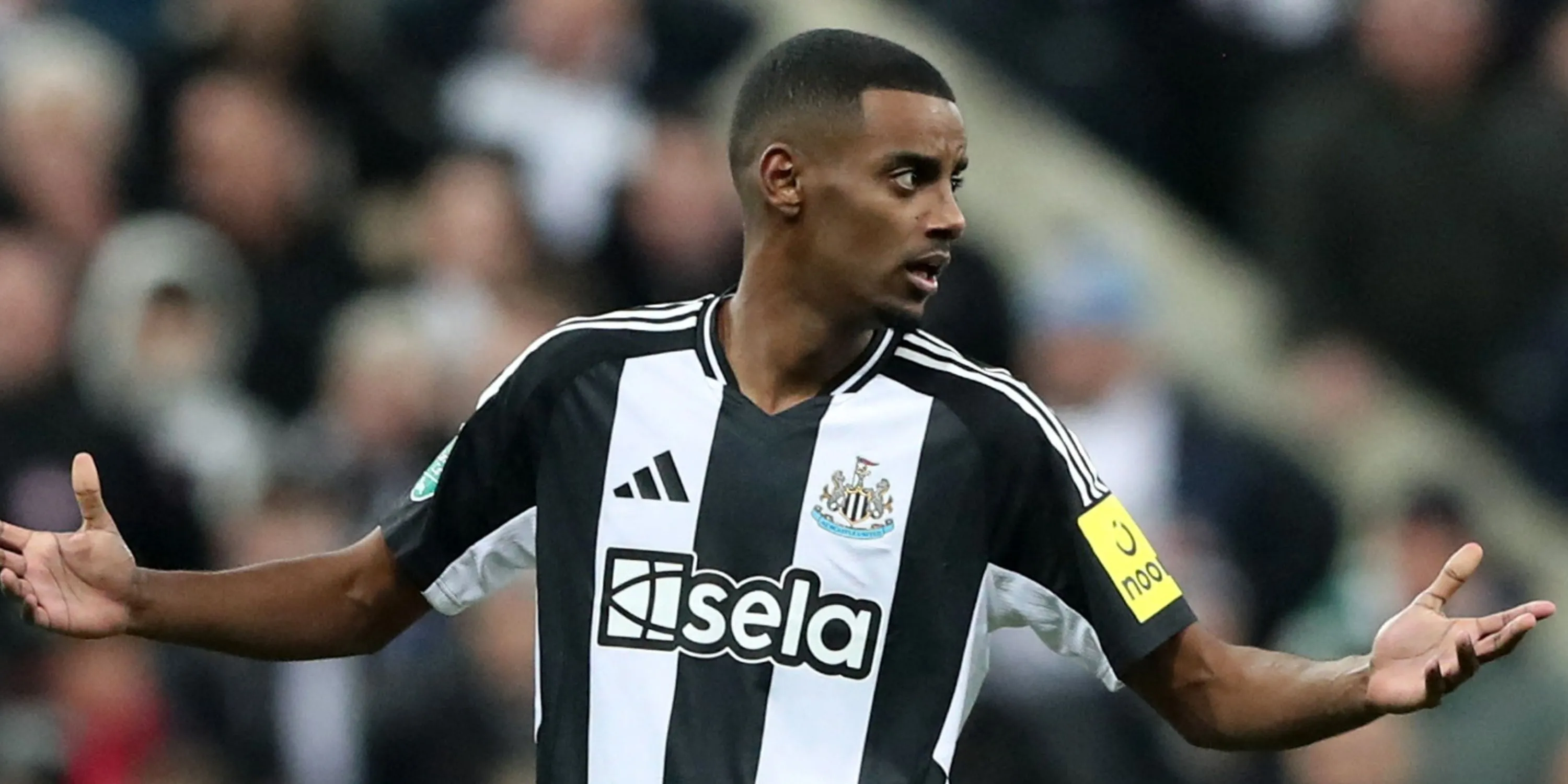 Alexander Isak gặp khó khăn trước sự đeo bám của Dean Huijsen