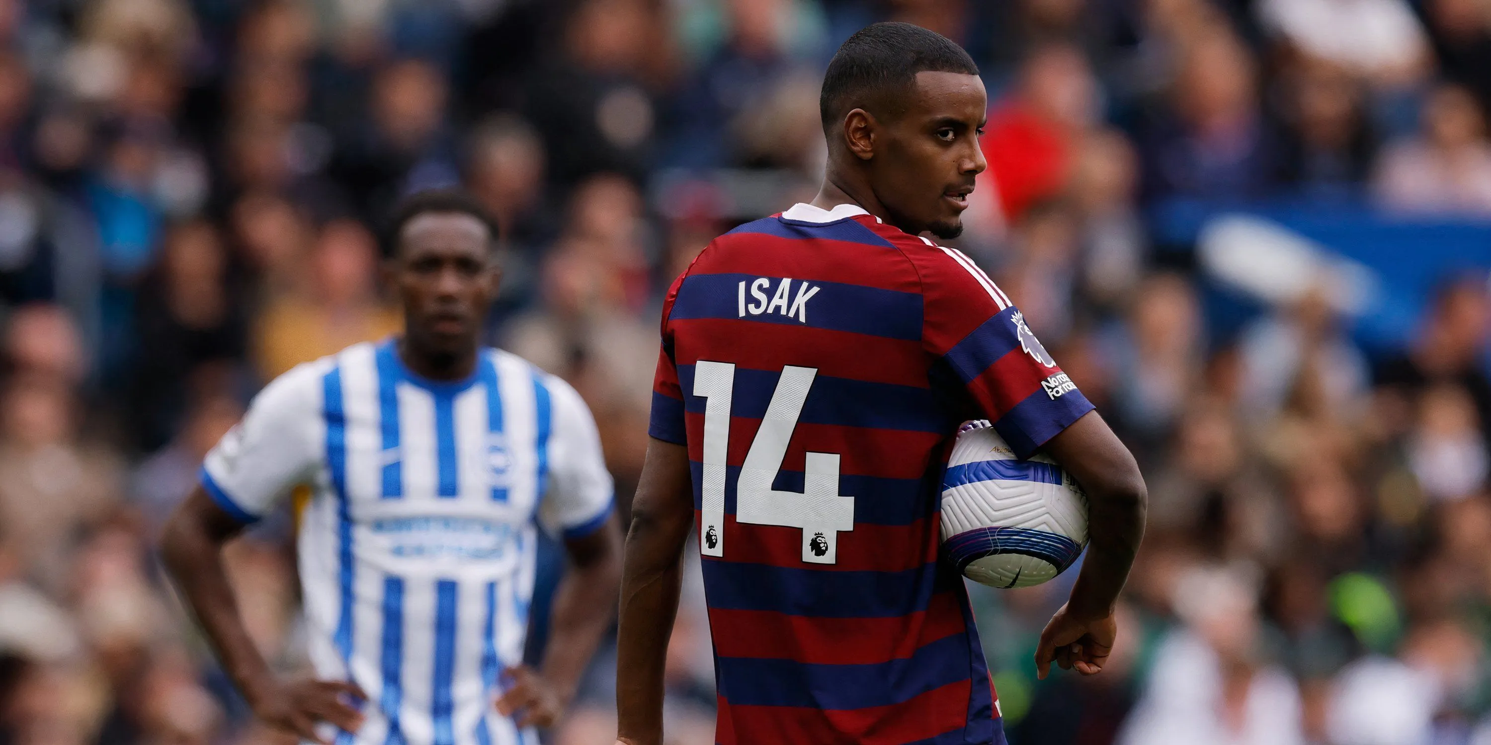 Alexander Isak quan sát trong trận đấu