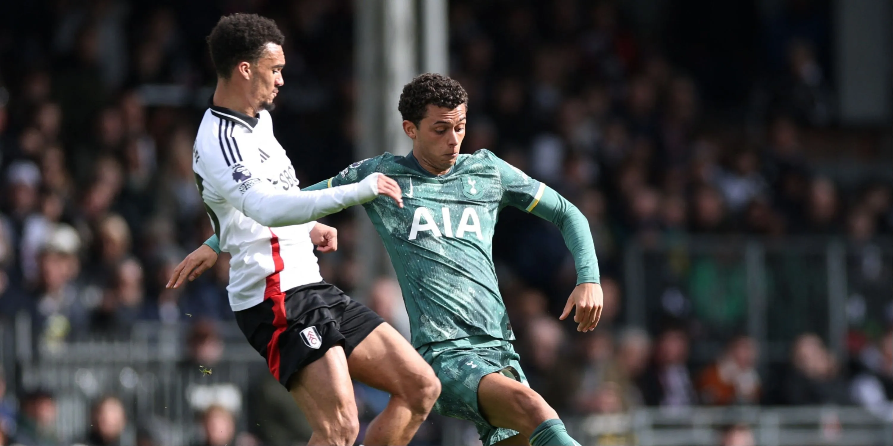 Antonee Robinson (trái) tranh bóng tại Premier League