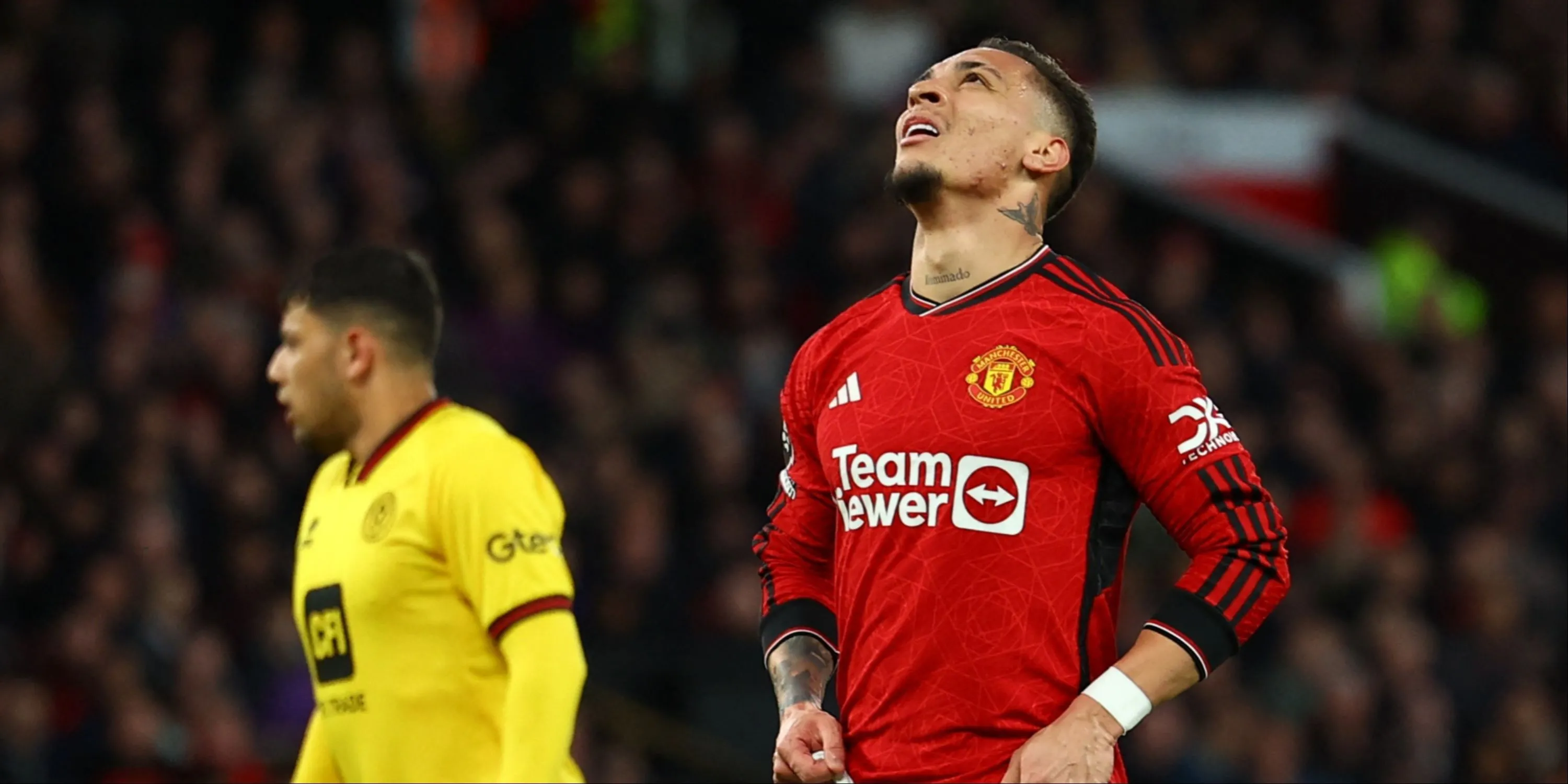 Antony thi đấu cho Manchester United trong một trận đấu.