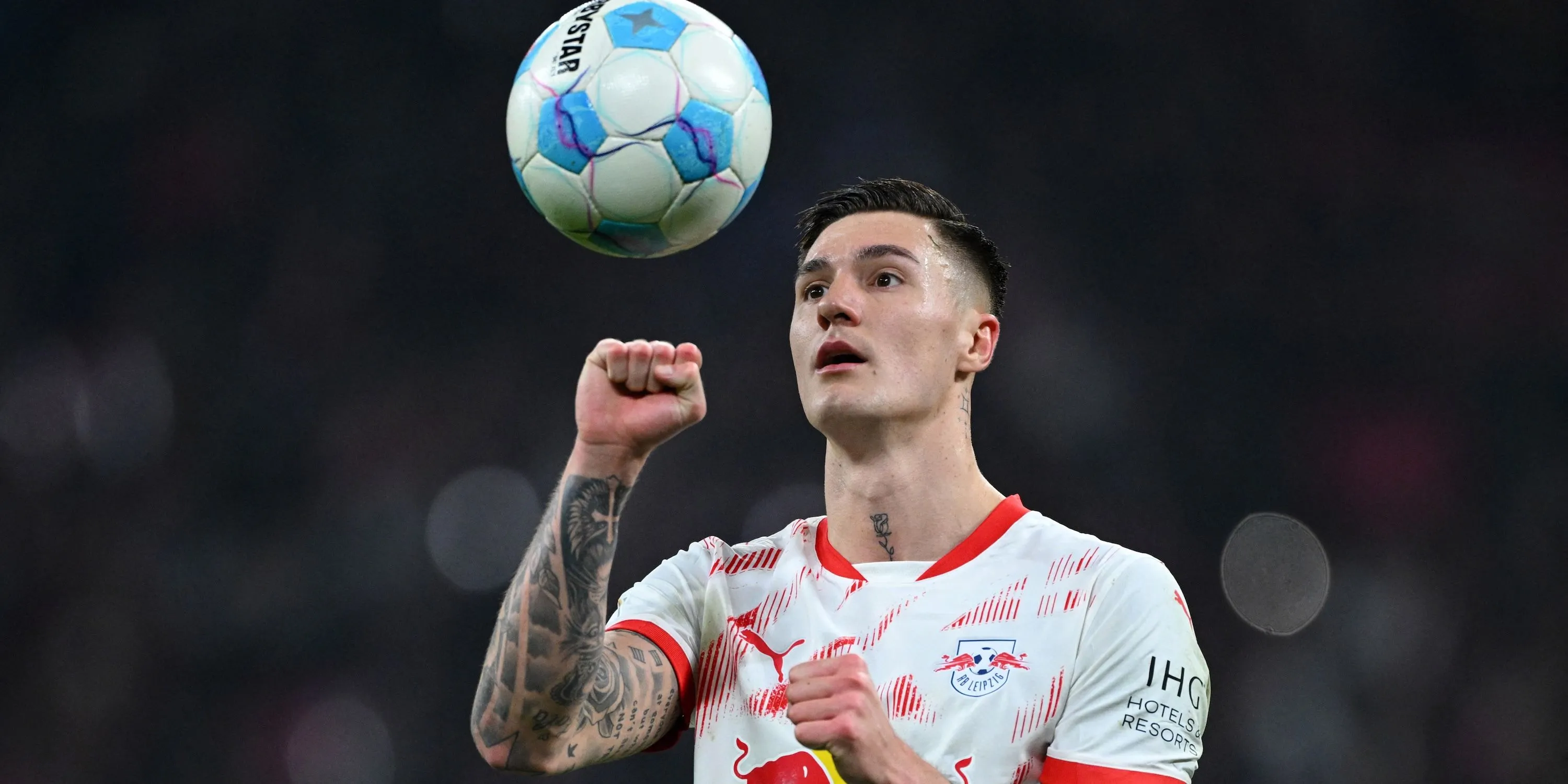 Benjamin Sesko chuẩn bị thực hiện quả phạt đền cho RB Leipzig.