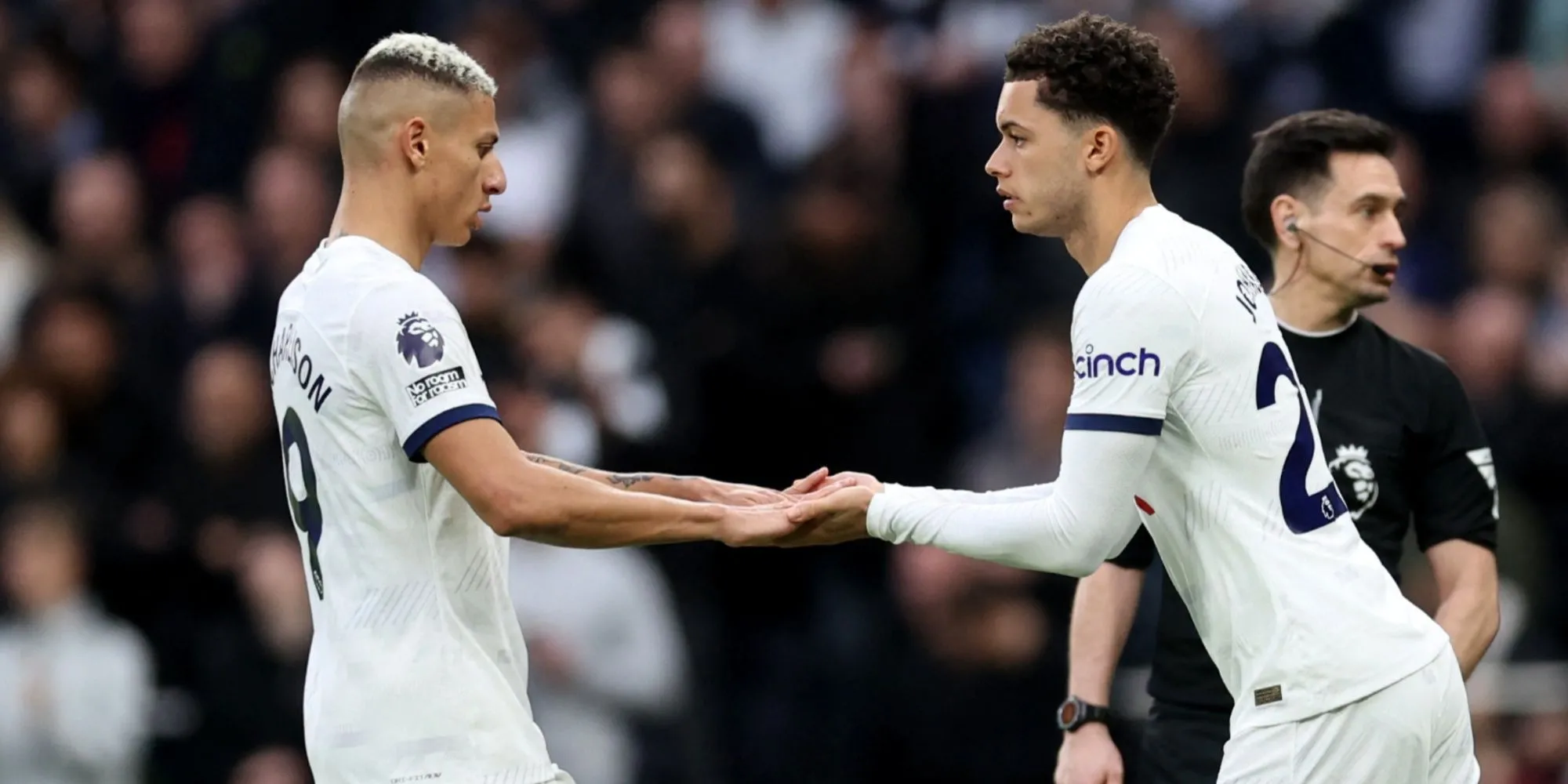 Biểu ngữ hoặc cờ của câu lạc bộ Tottenham Hotspur trên khán đài