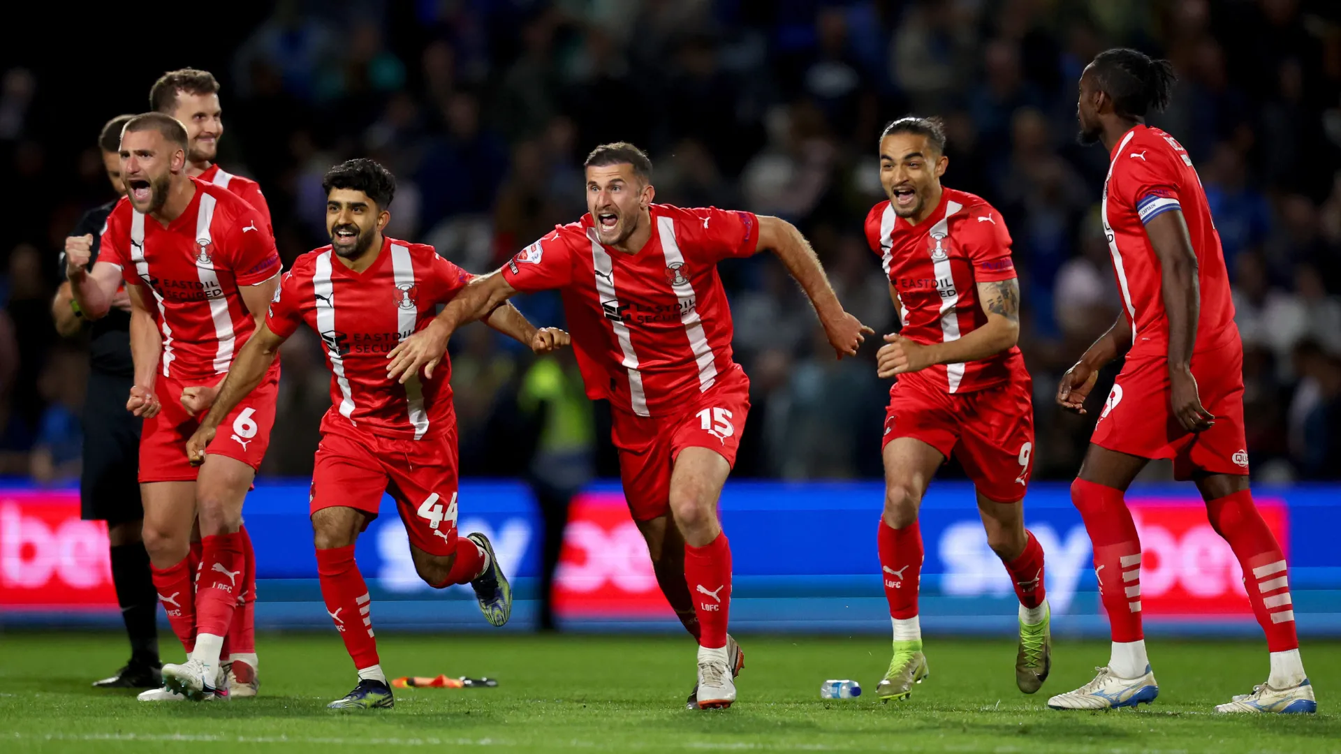 Các cầu thủ Leyton Orient ăn mừng thành tích mùa giải