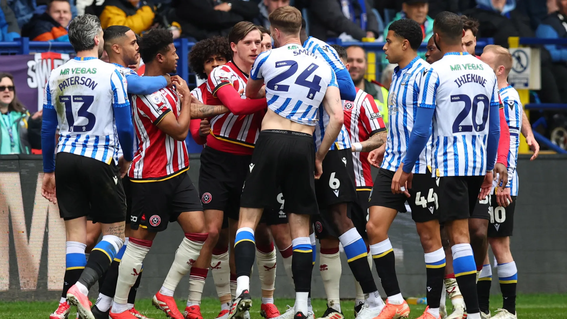Các cầu thủ Sheffield Wednesday đối đầu Sheffield United