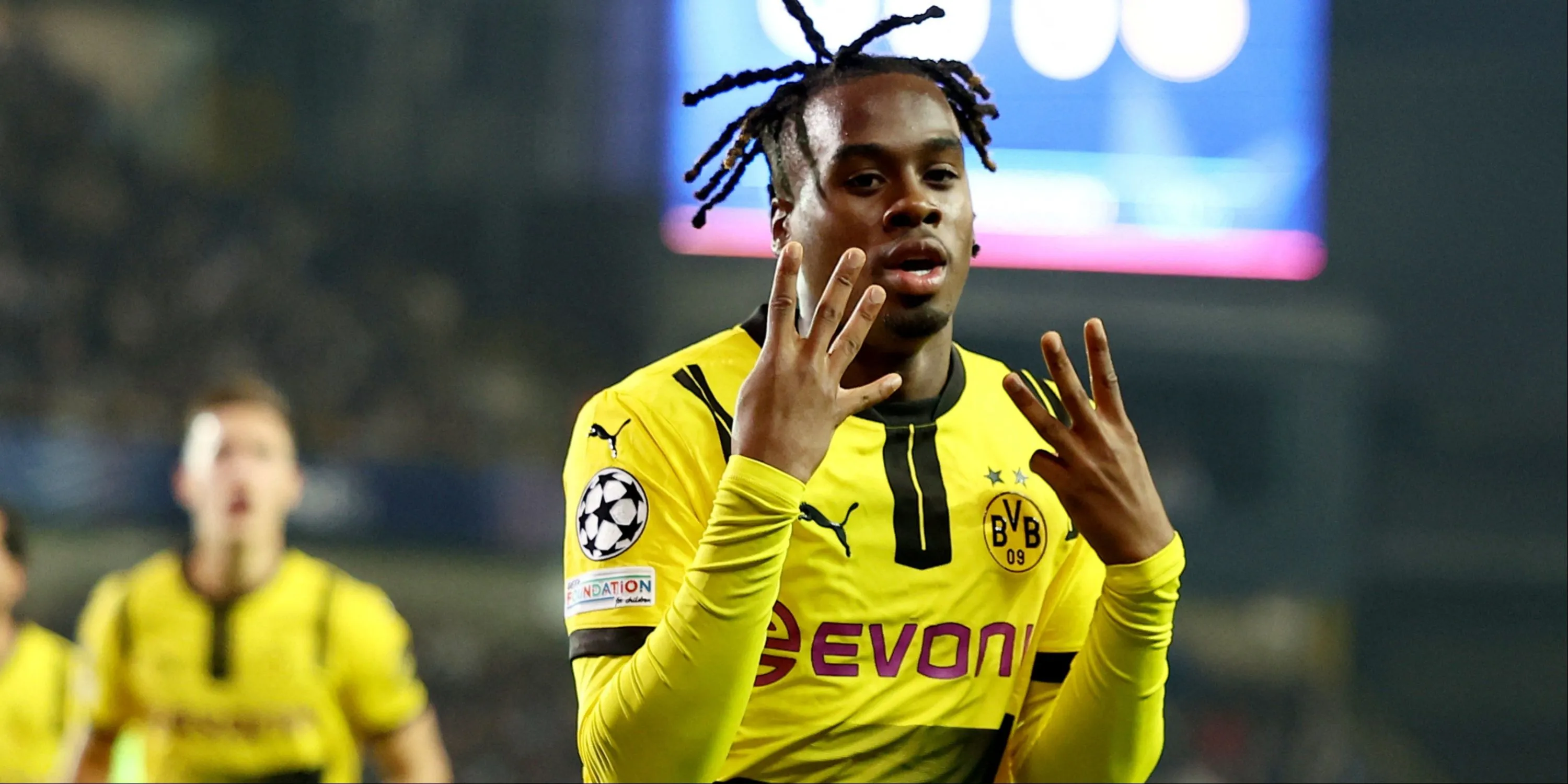 Cầu thủ chạy cánh Jamie Gittens của Dortmund là mục tiêu của Arsenal và Chelsea