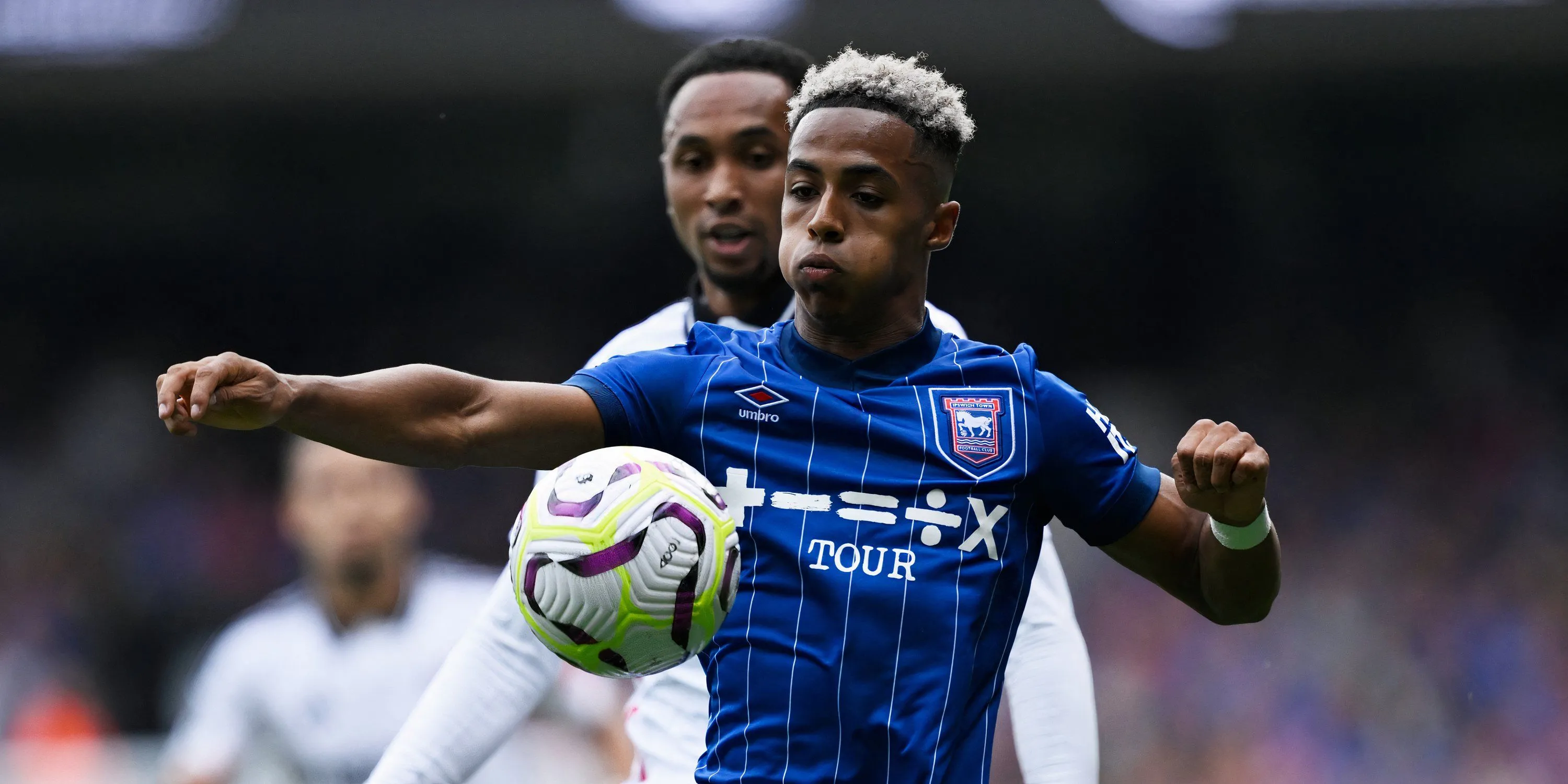 Cầu thủ chạy cánh Omari Hutchinson của Ipswich Town