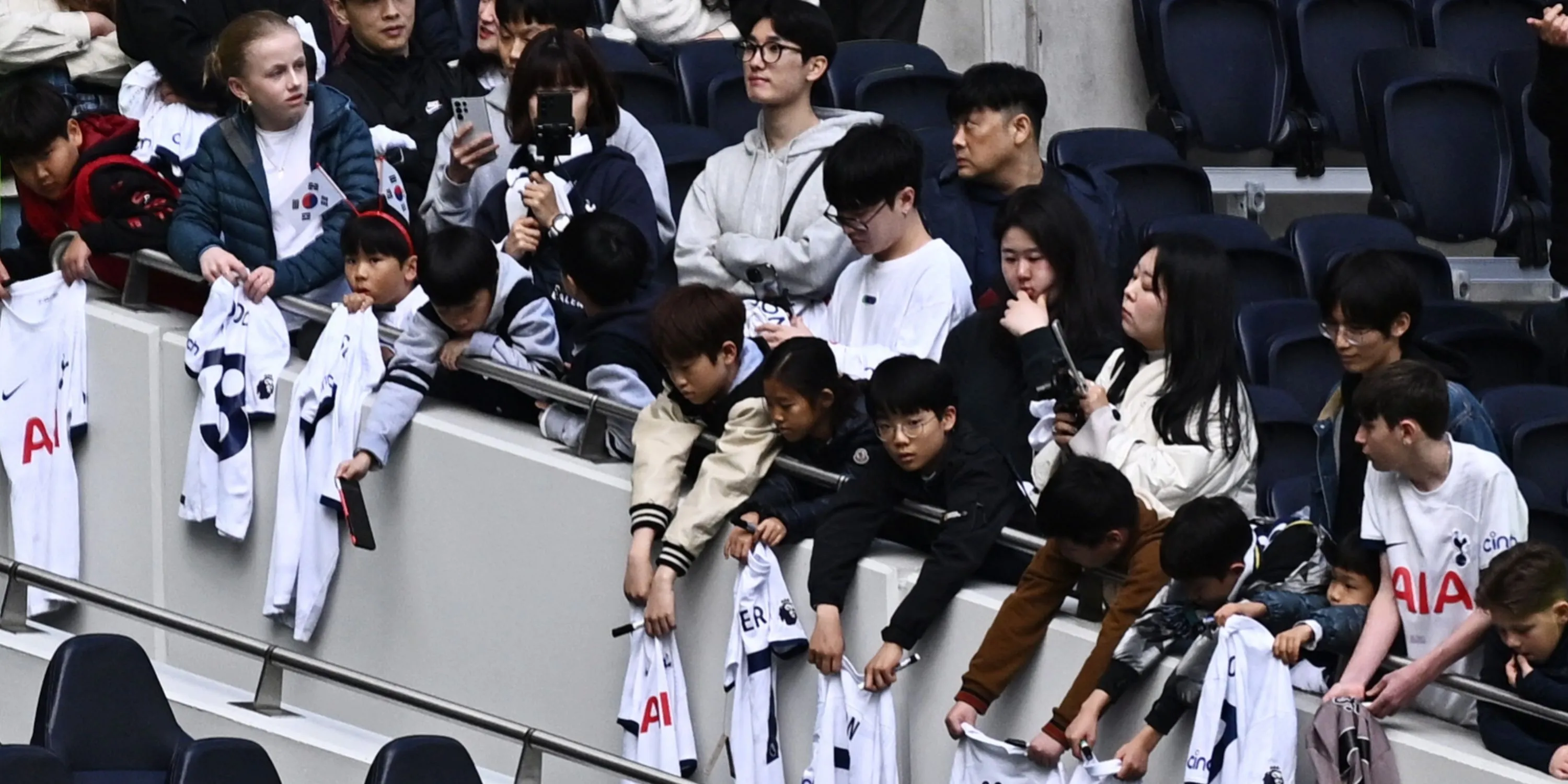Cổ động viên Tottenham Hotspur thể hiện tình yêu với đội bóng
