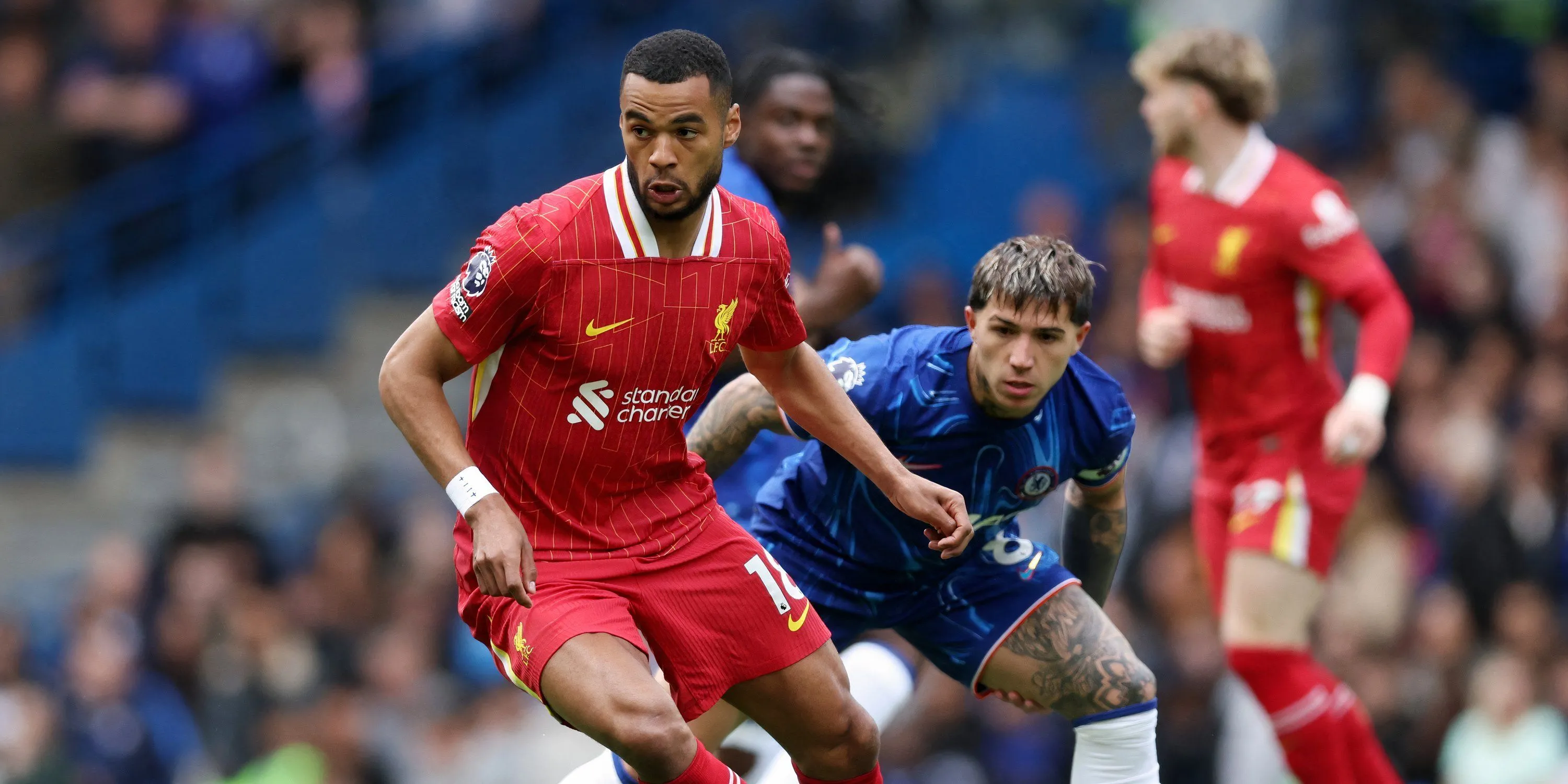 Enzo Fernandez thi đấu cho Chelsea