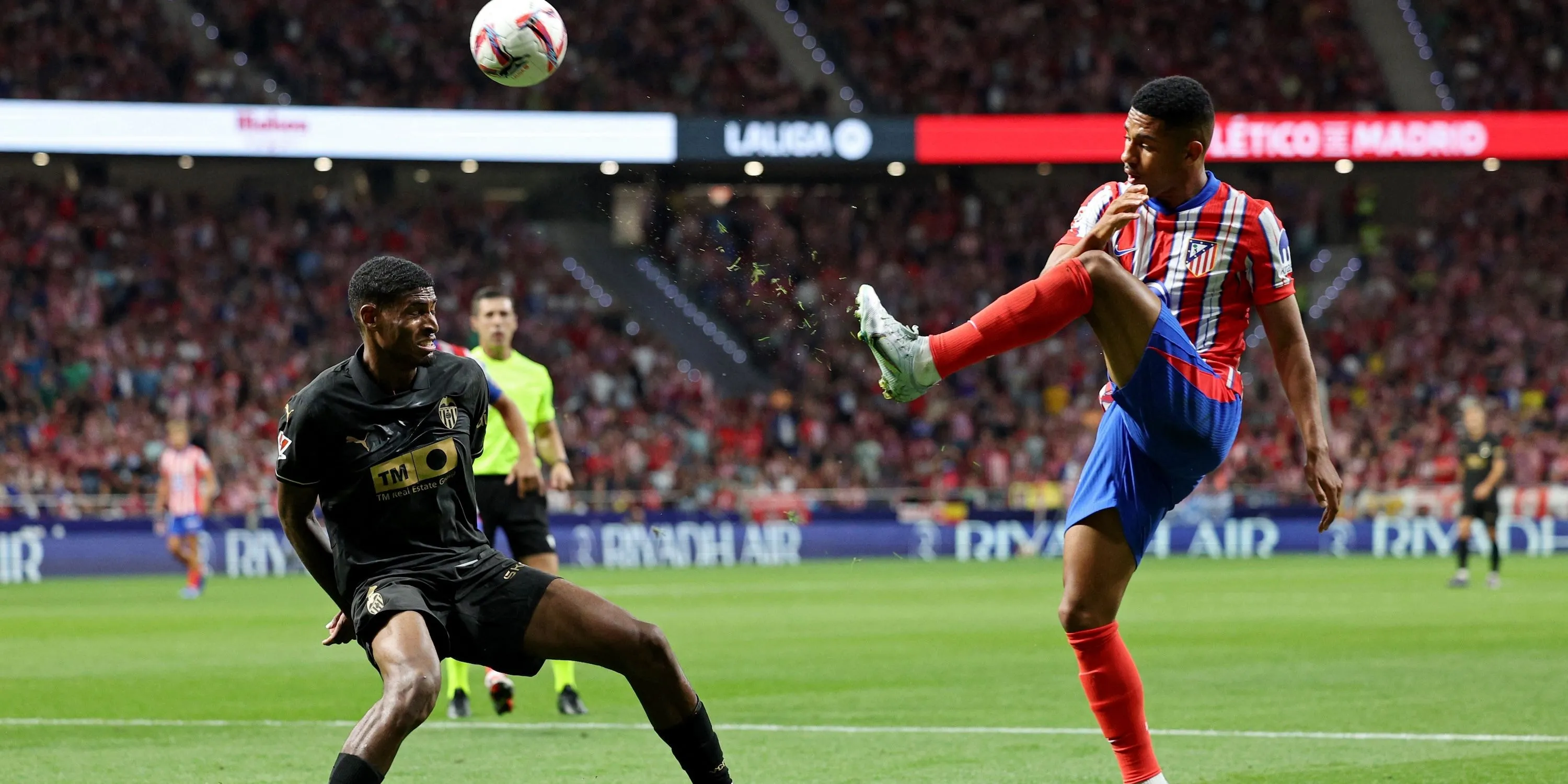 Hậu vệ Cristhian Mosquera của Valencia thi đấu tại La Liga