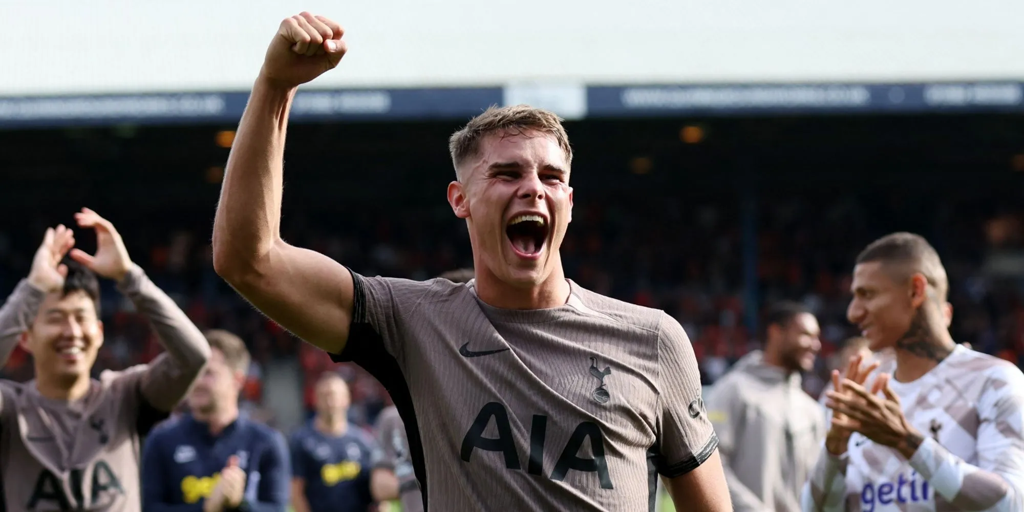 Hậu vệ Micky van de Ven của Tottenham trong một pha tranh chấp bóng