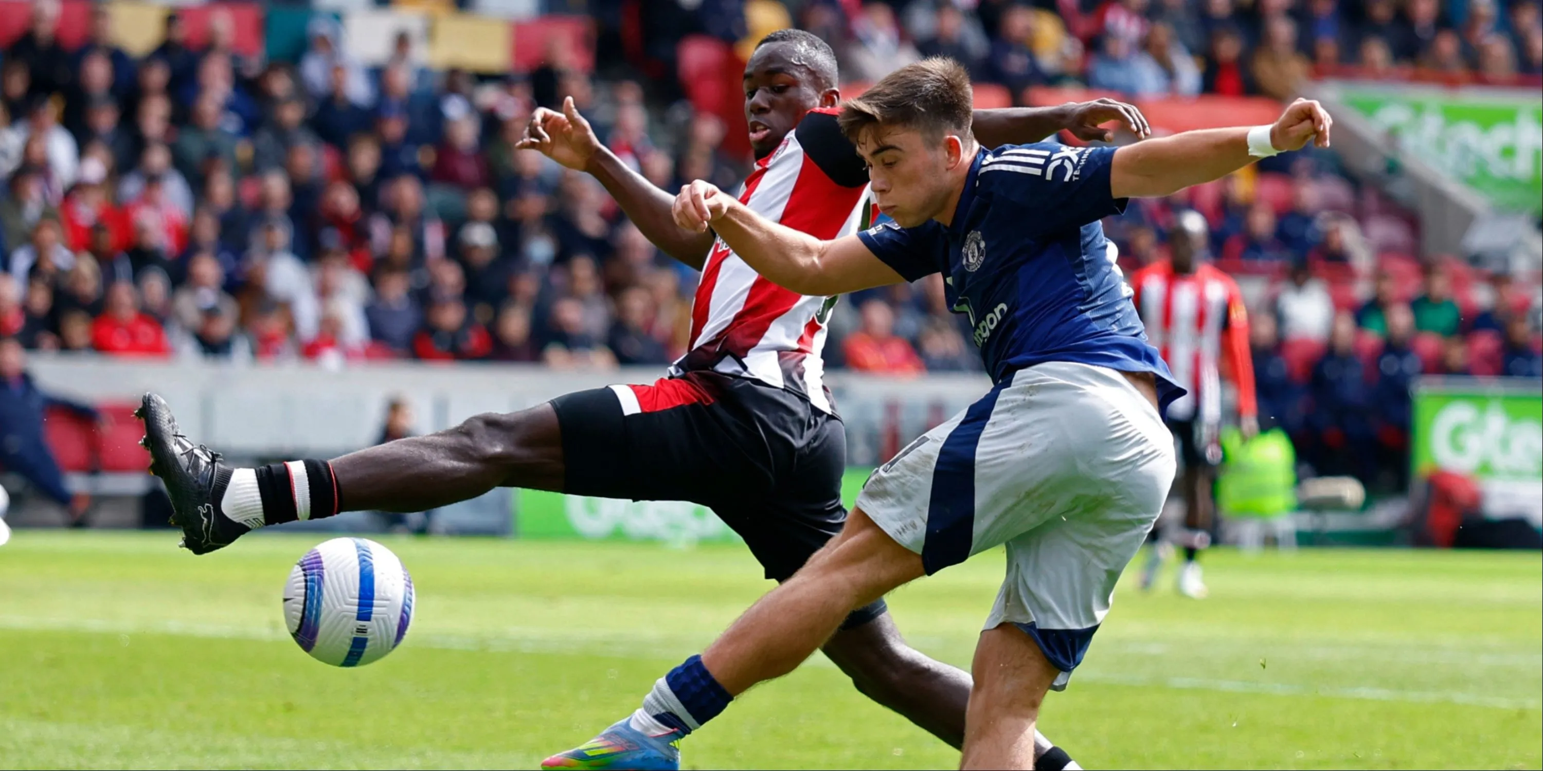 Hậu vệ trẻ Harry Amass trong trận đấu của Man Utd