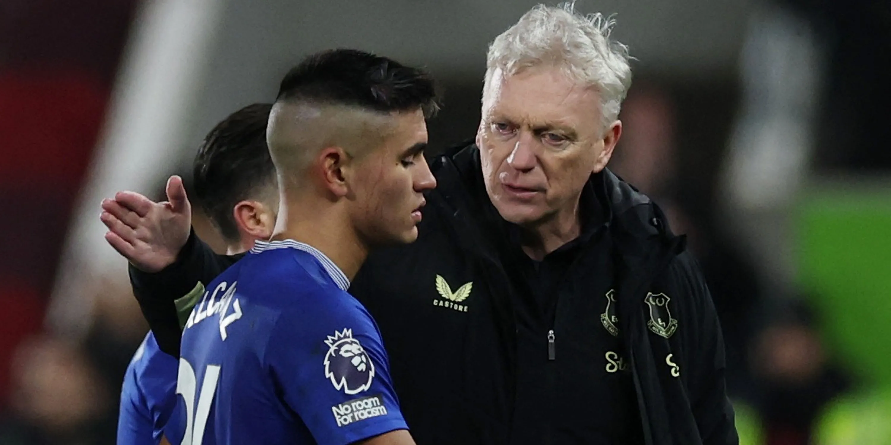 HLV David Moyes chụp ảnh cùng tiền vệ Carlos Alcaraz của Everton