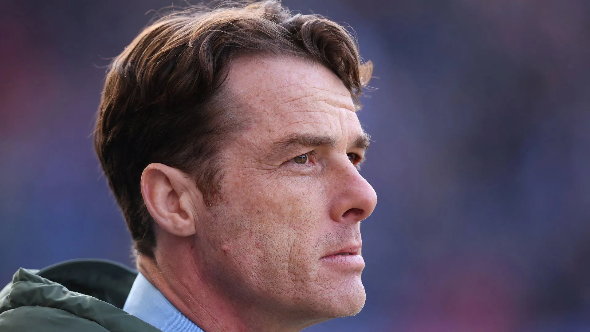 HLV Scott Parker chỉ đạo các cầu thủ Burnley, đứng trước quyết định chuyển nhượng quan trọng