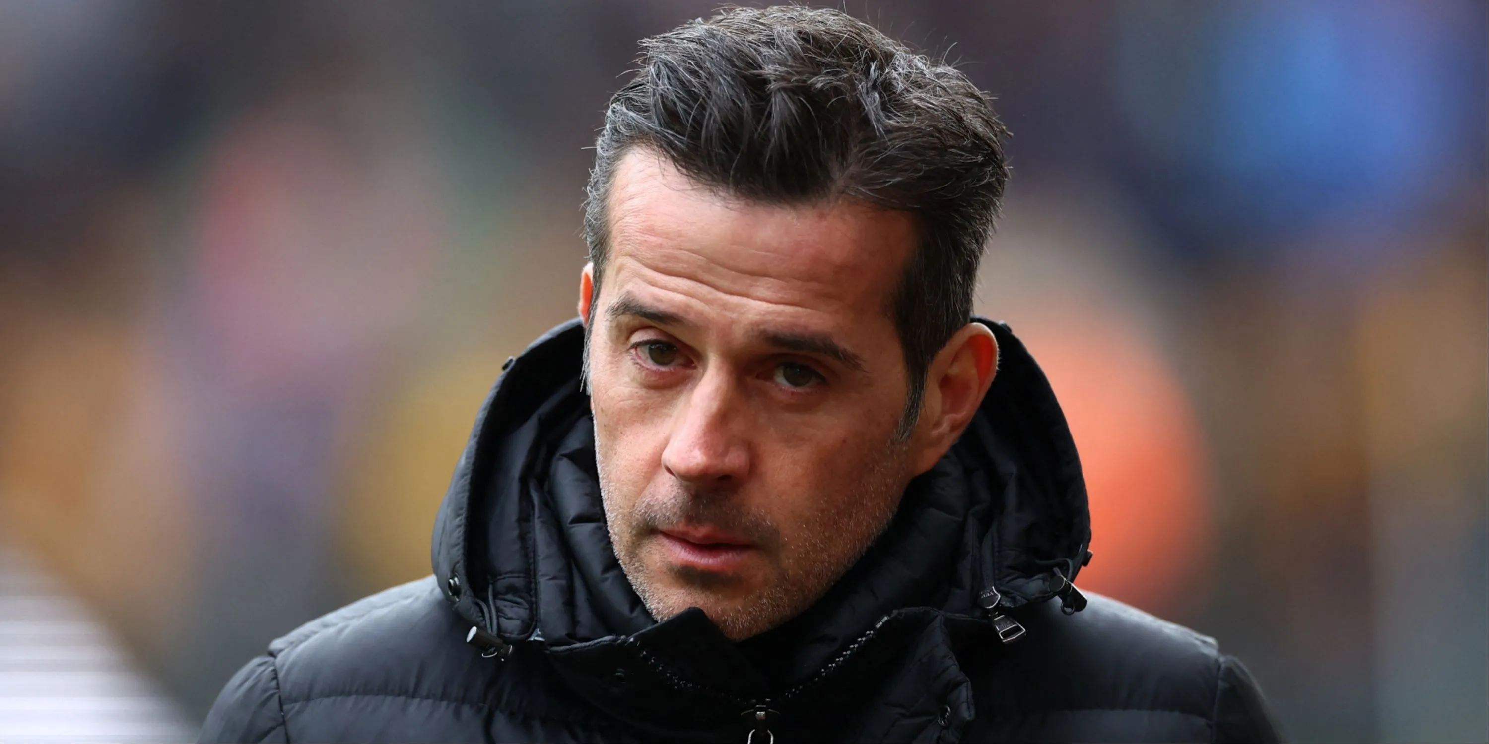 Huấn luyện viên Marco Silva chỉ đạo các cầu thủ Fulham trong trận đấu