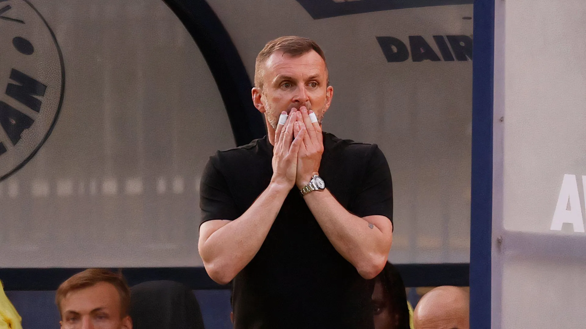 Huấn luyện viên Nathan Jones chỉ đạo trong trận bán kết play-off của Charlton Athletic