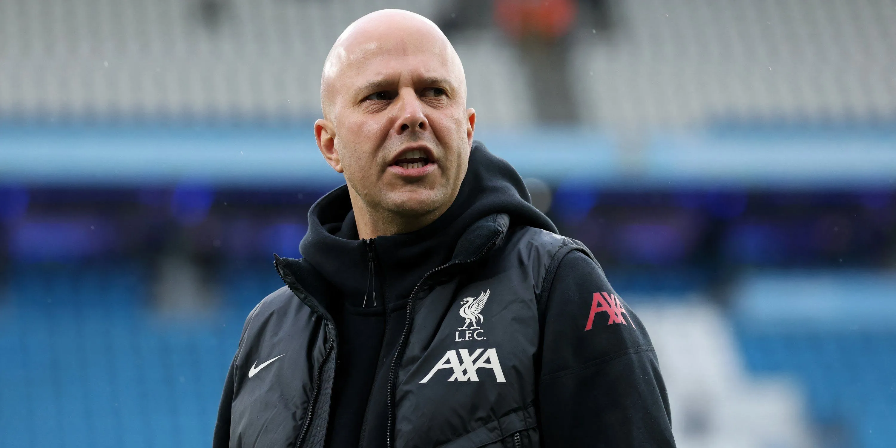Huấn luyện viên trưởng Liverpool, Arne Slot, chỉ đạo trên sân
