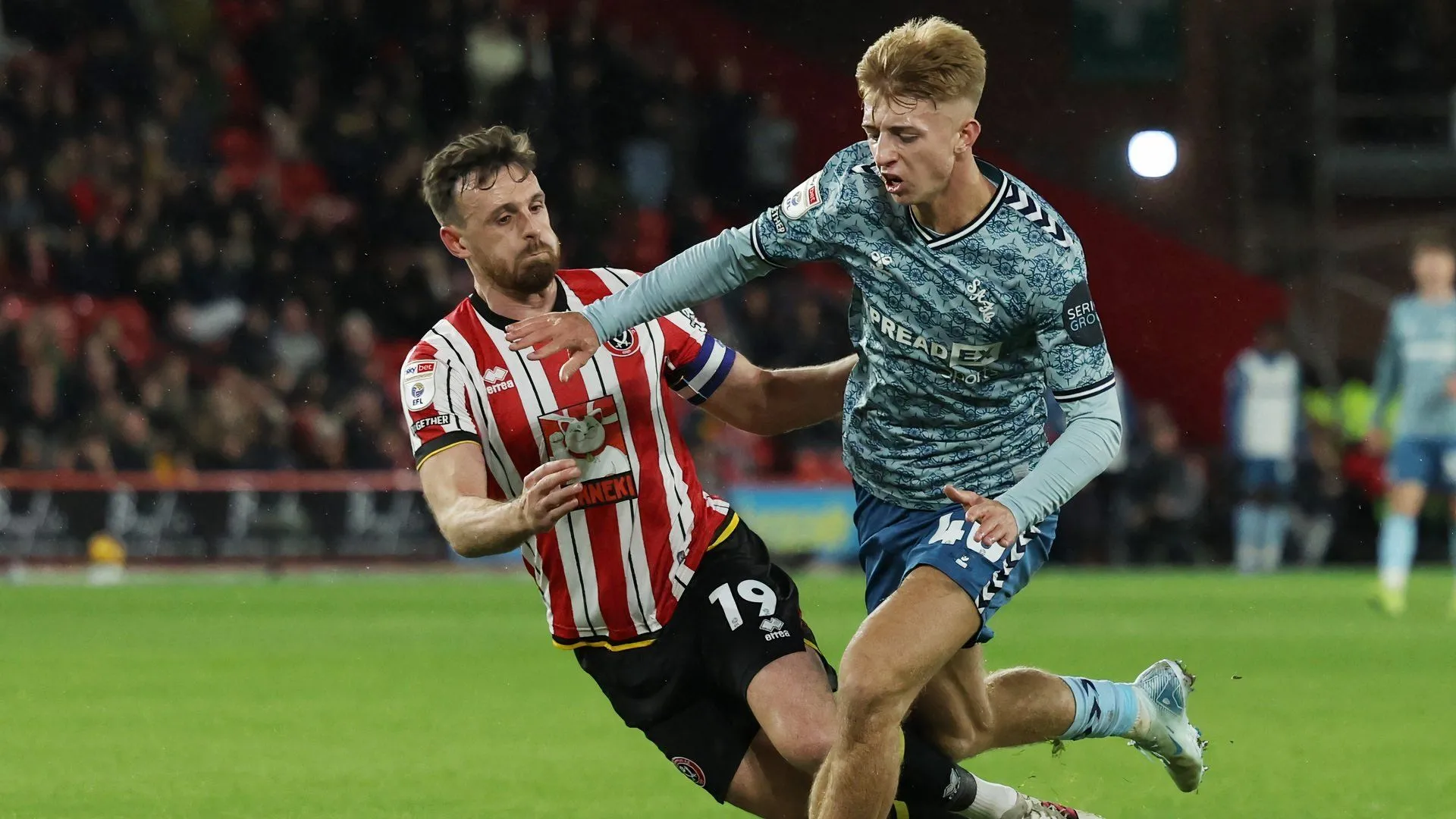Jack Robinson của Sheffield United đối đầu cầu thủ Sunderland