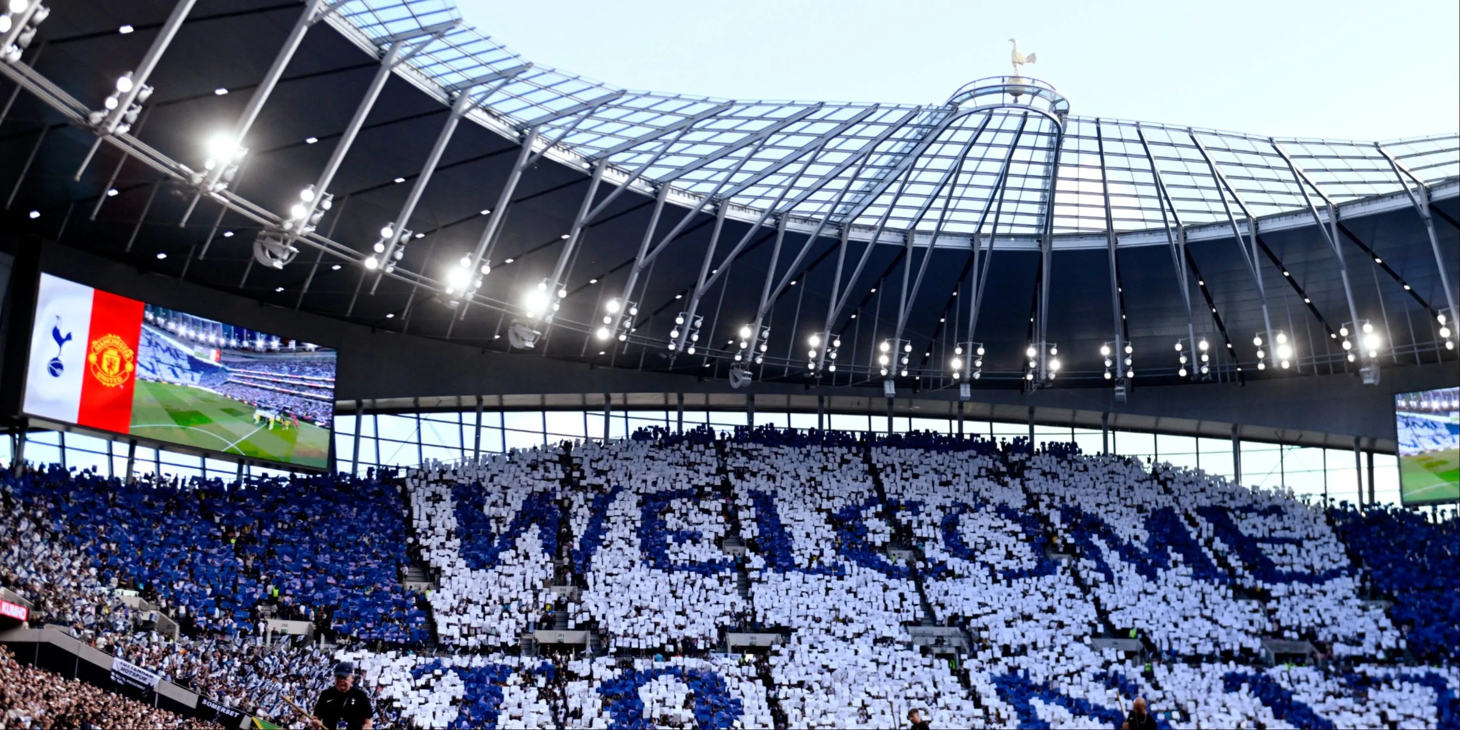Khung cảnh bên trong sân vận động Tottenham Hotspur trong ngày thi đấu