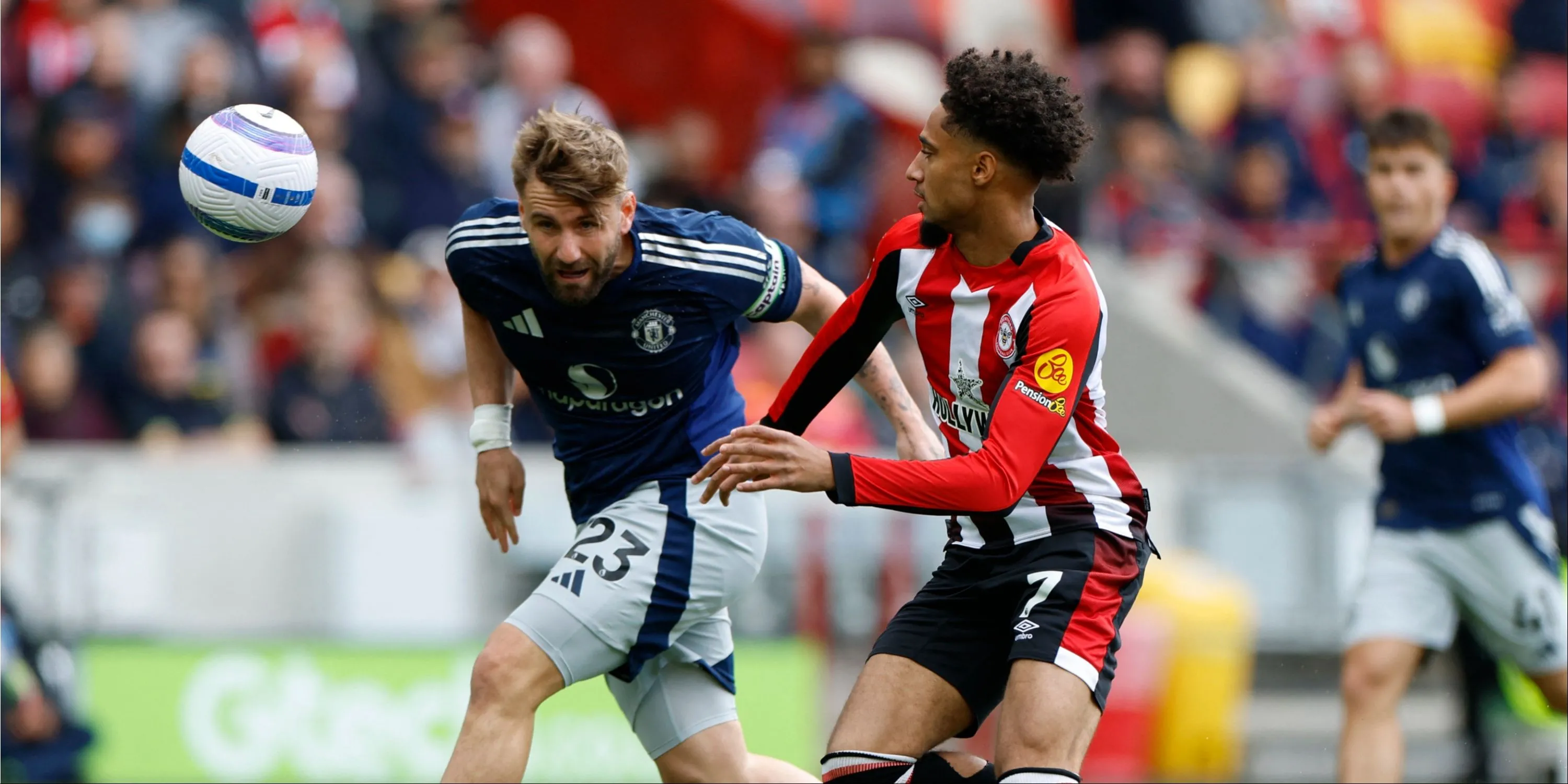 Luke Shaw nỗ lực tranh bóng trong trận gặp Brentford