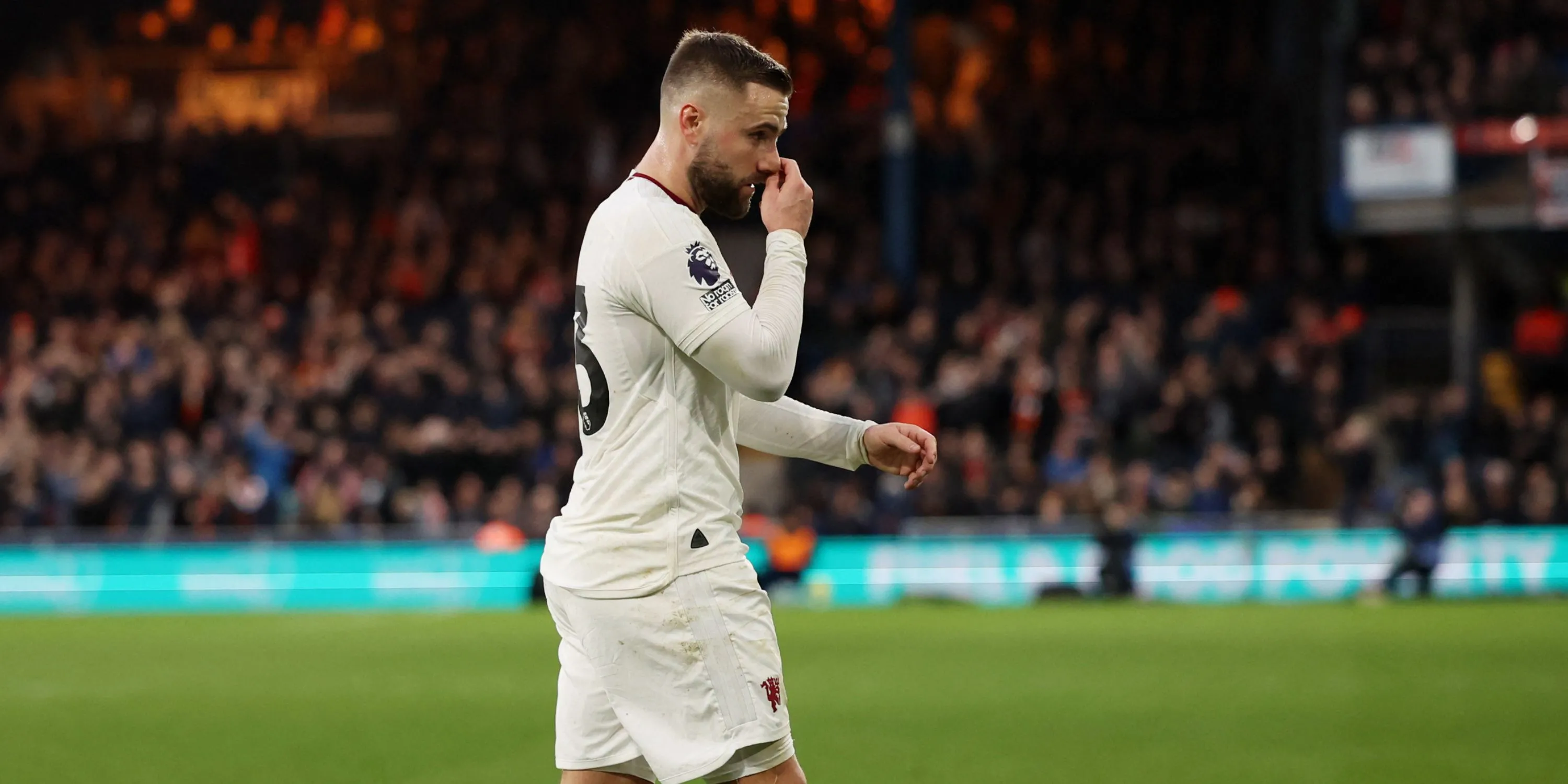 Luke Shaw và Bruno Fernandes của Manchester United