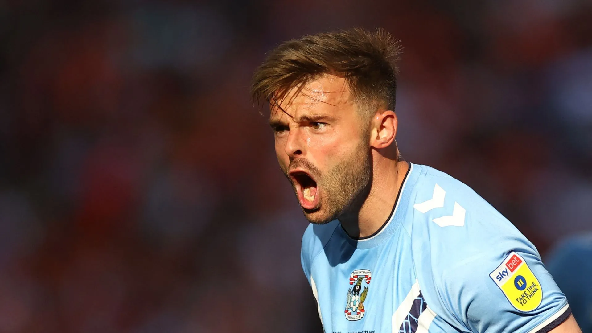 Matt Godden ăn mừng bàn thắng cùng đồng đội Coventry City trong trận đấu Championship
