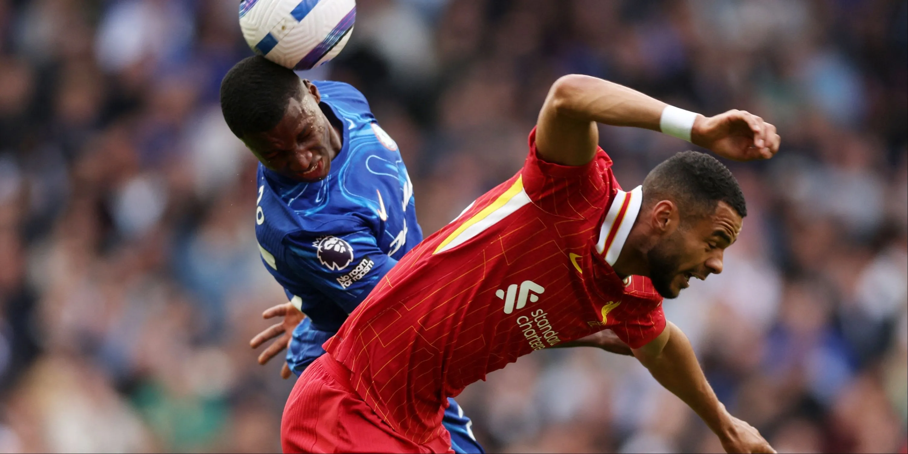 Moises Caicedo trong pha tranh chấp với Cody Gakpo ở trận Liverpool vs Chelsea