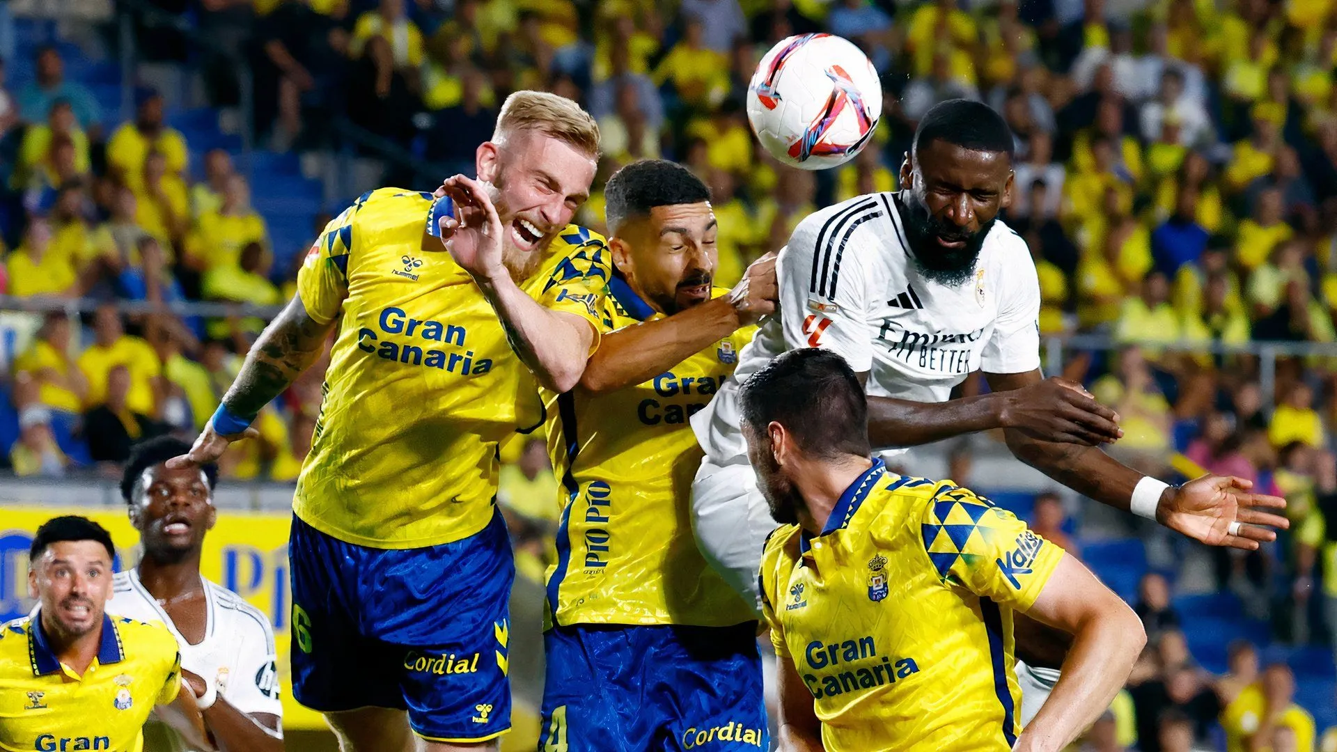 Oli McBurnie thi đấu cho Las Palmas trận gặp Real Madrid
