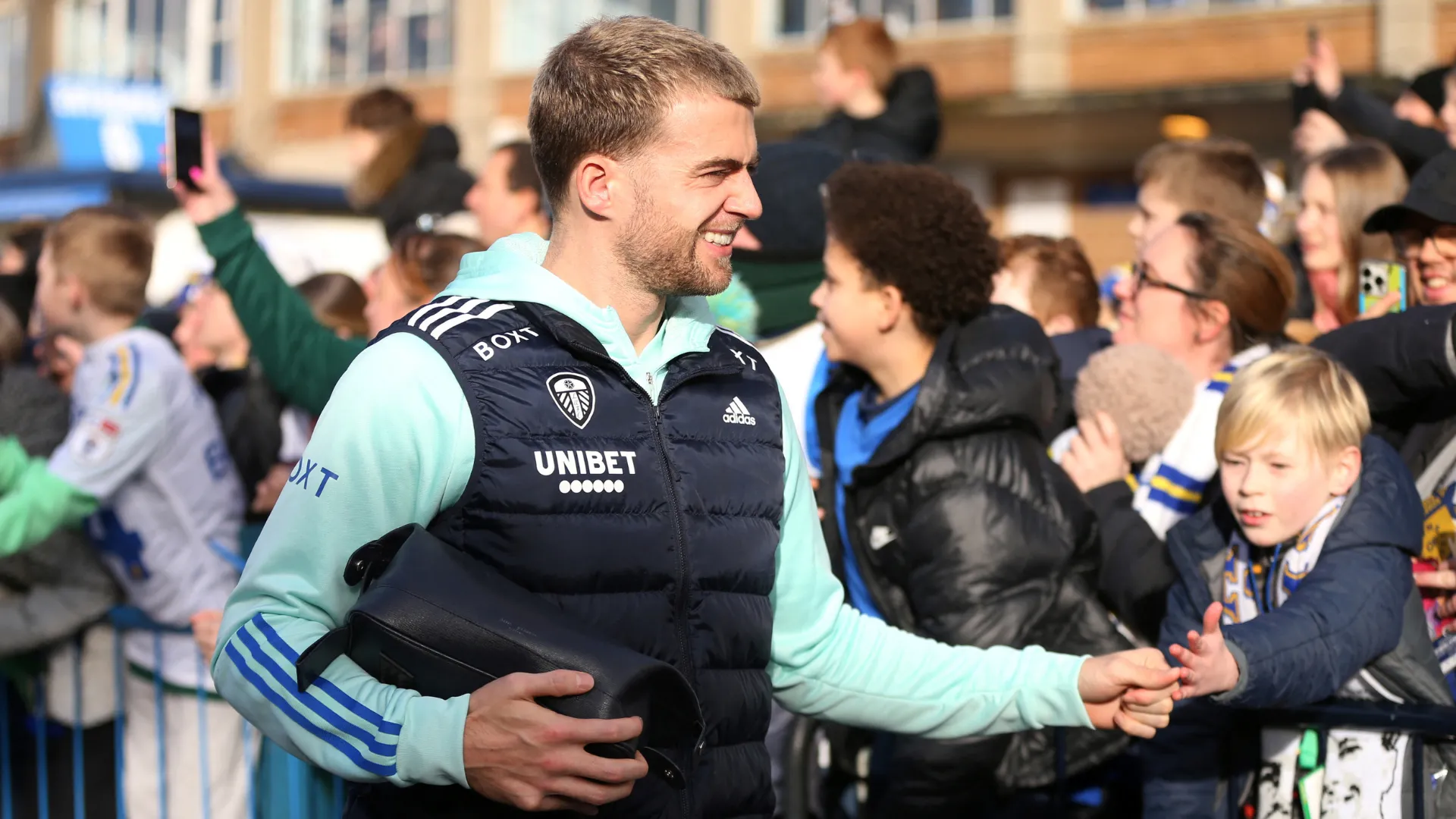 Patrick Bamford trong màu áo Leeds United trước trận đấu