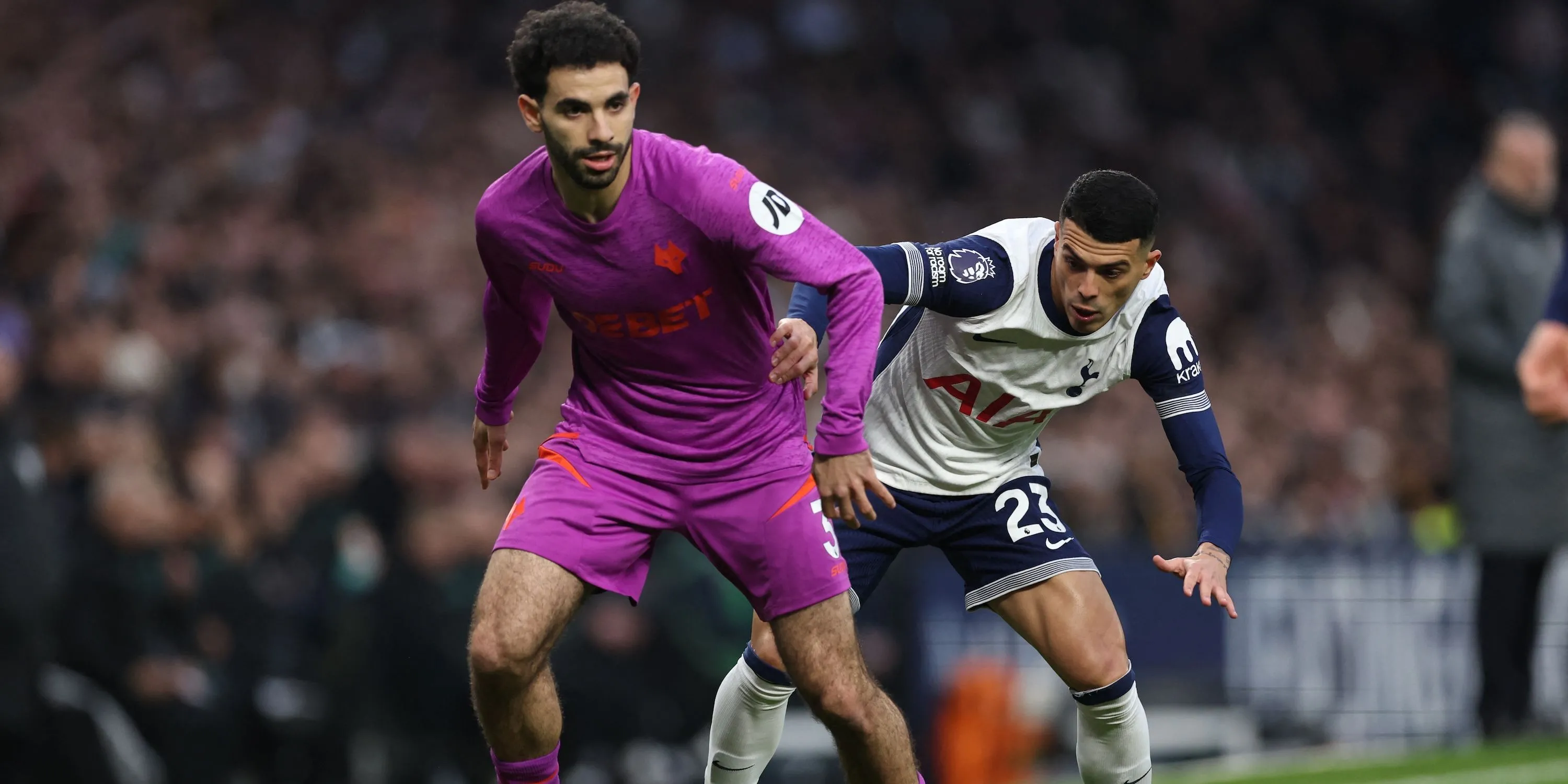Rayan Aït-Nouri tranh chấp bóng với Pedro Porro của Tottenham