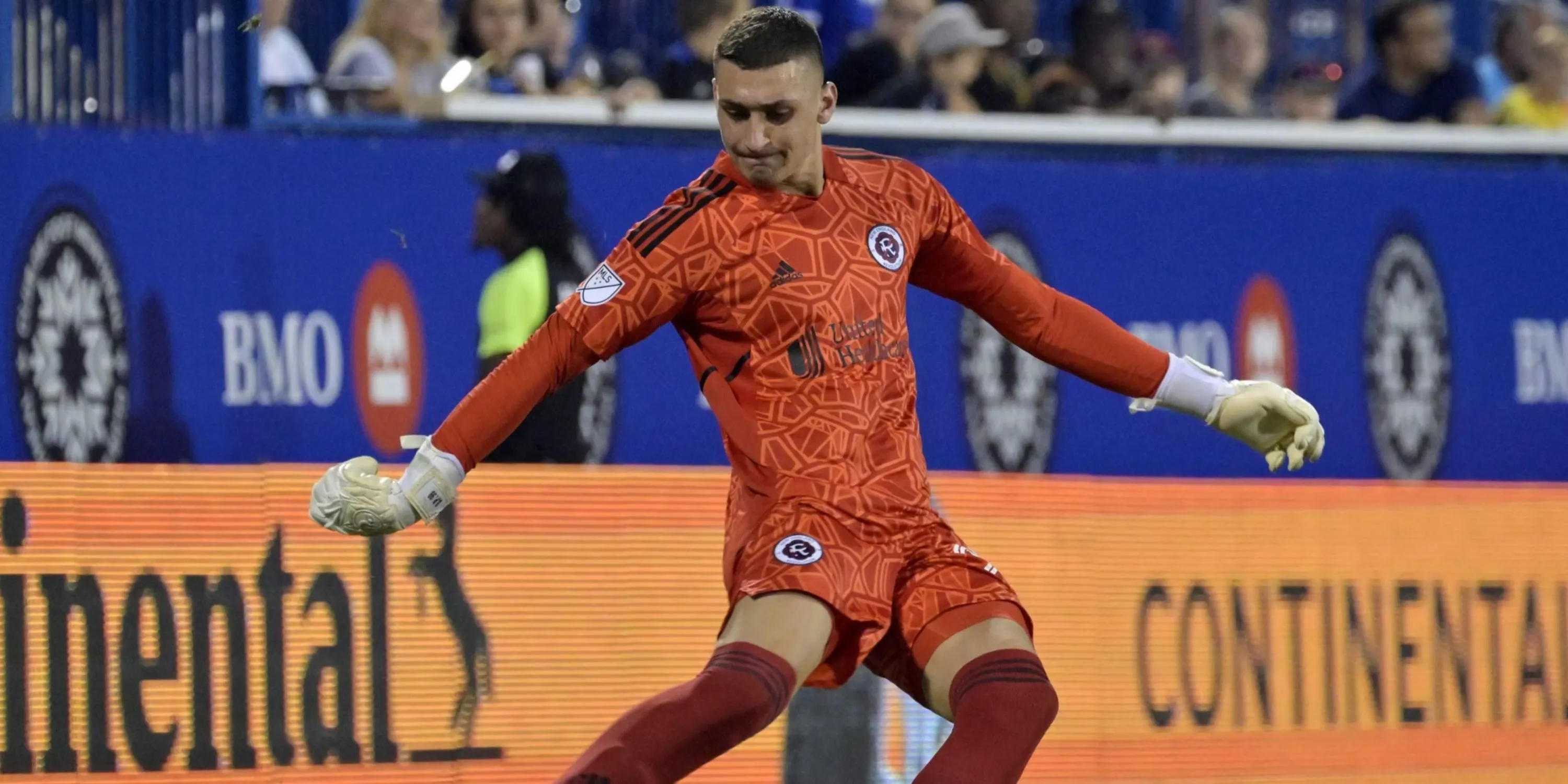 Thủ môn Djordje Petrovic cản phá cho Chelsea ở giải Ngoại hạng Anh