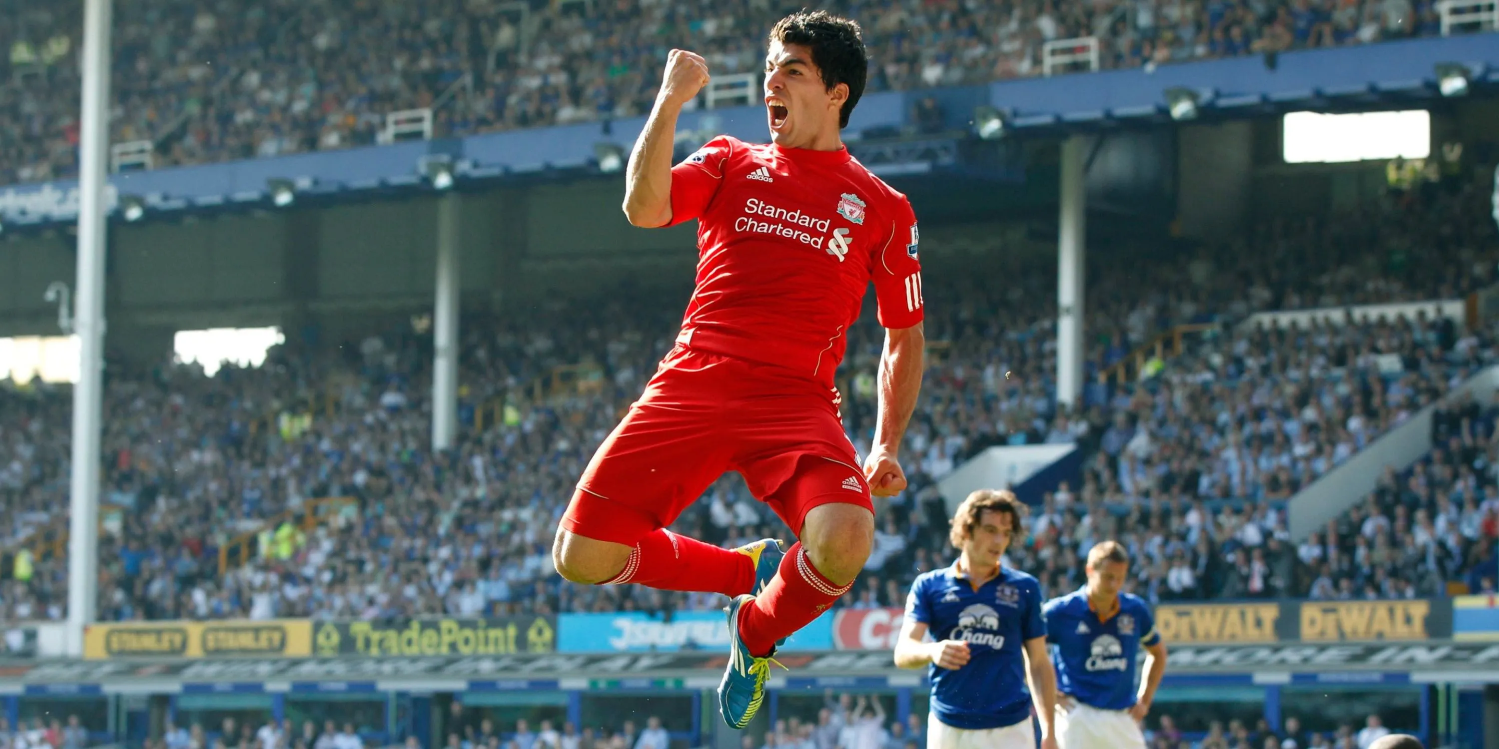 Tiền đạo Luis Suarez ăn mừng bàn thắng trong thời gian khoác áo Liverpool