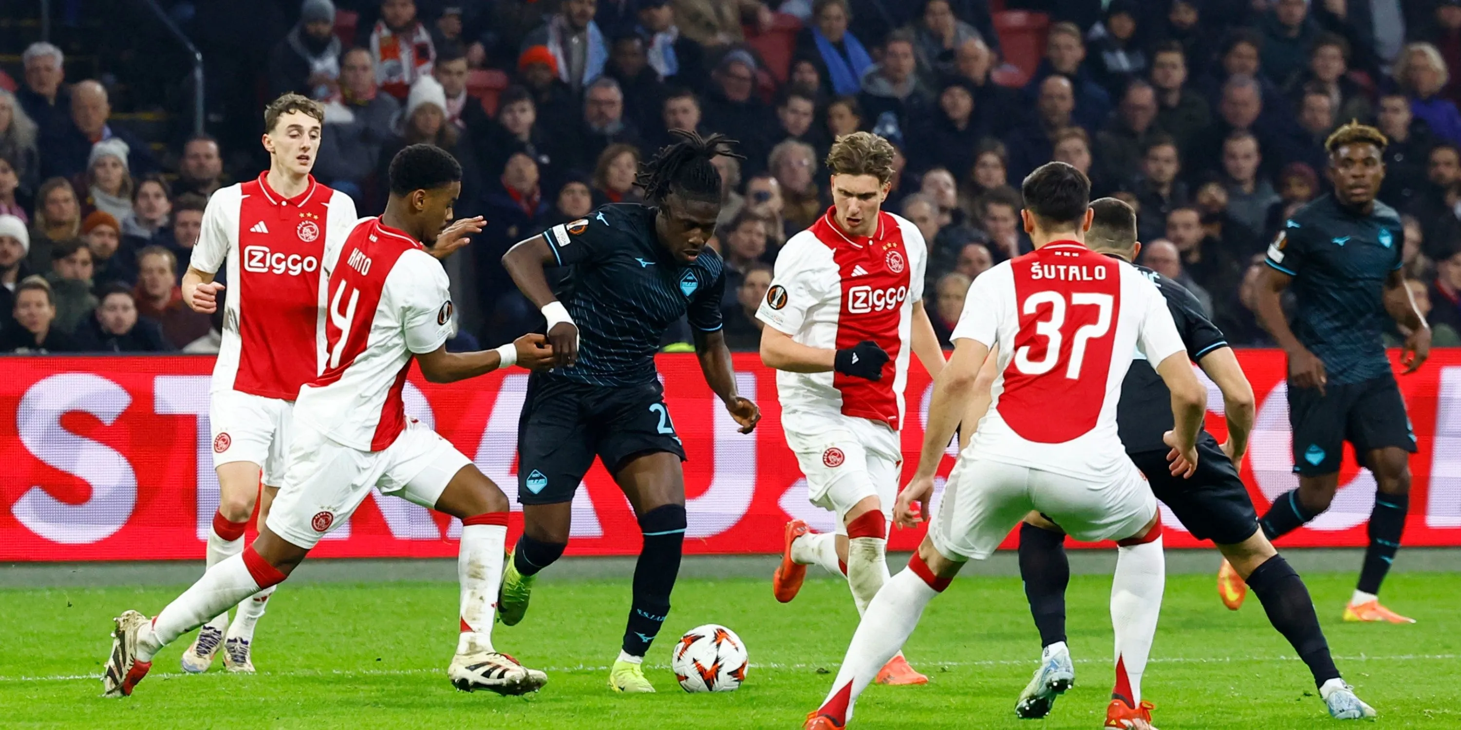 Trung vệ trẻ Jorrel Hato của Ajax Amsterdam, mục tiêu của Chelsea