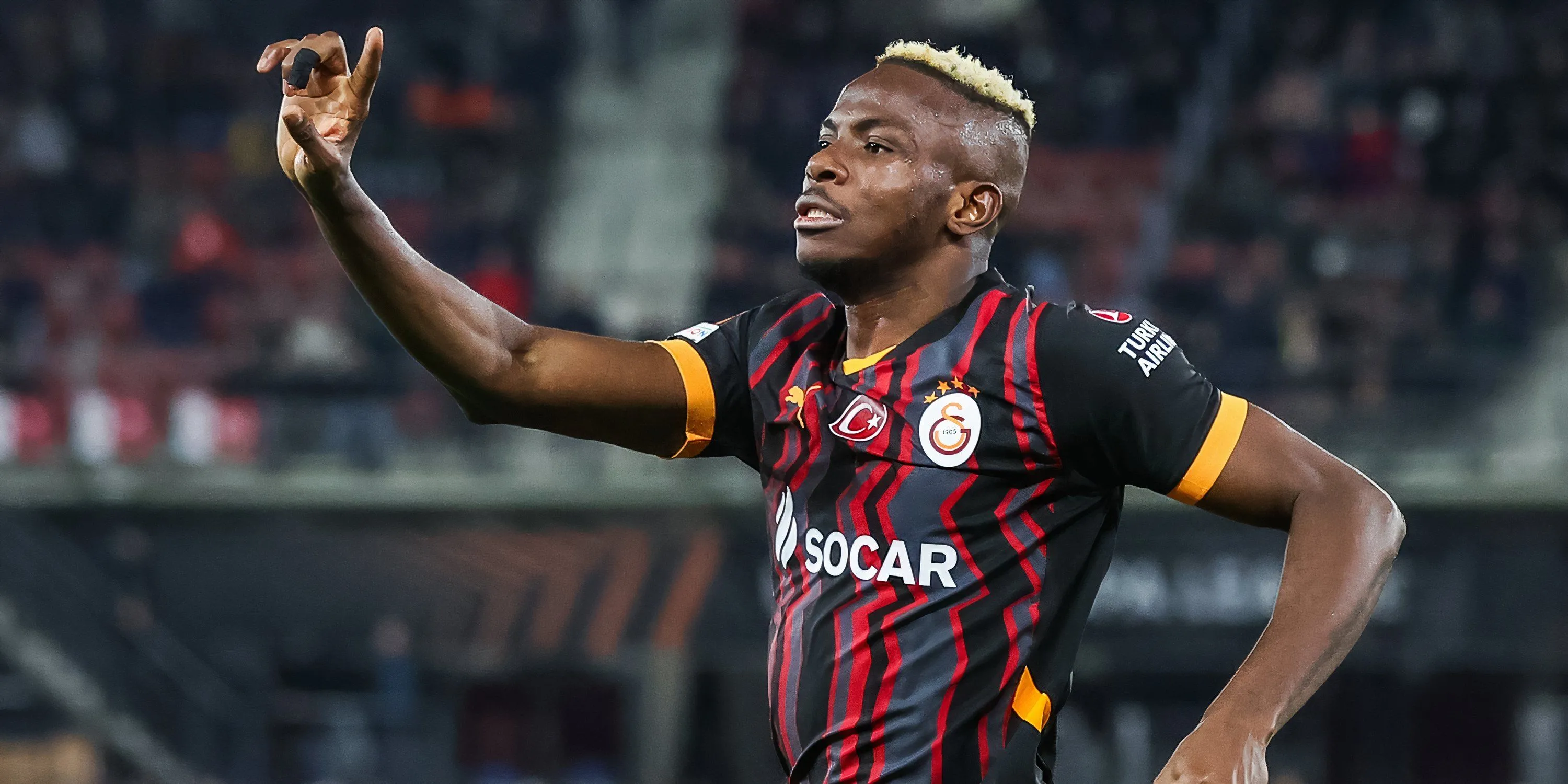 Victor Osimhen ăn mừng bàn thắng, tiền đạo được Man Utd quan tâm