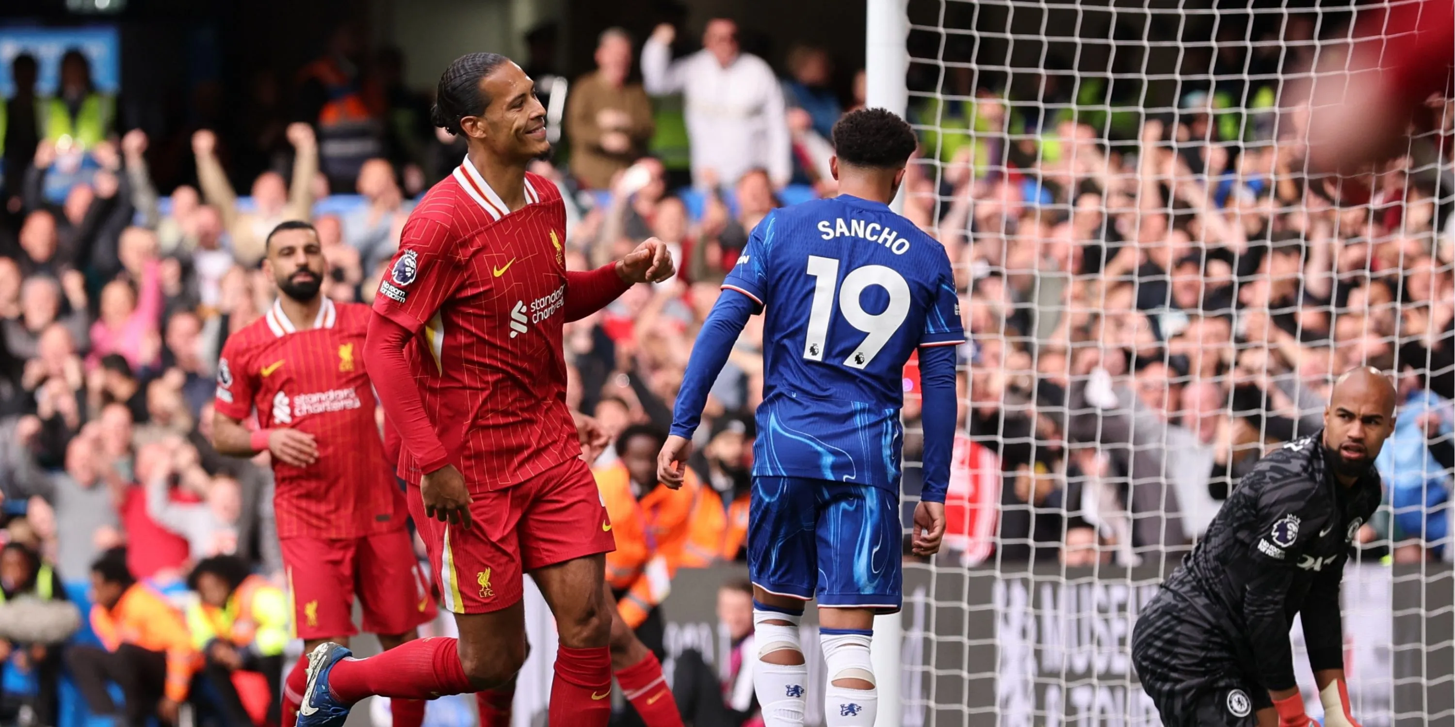Virgil van Dijk ăn mừng bàn thắng danh dự cho Liverpool trước Chelsea