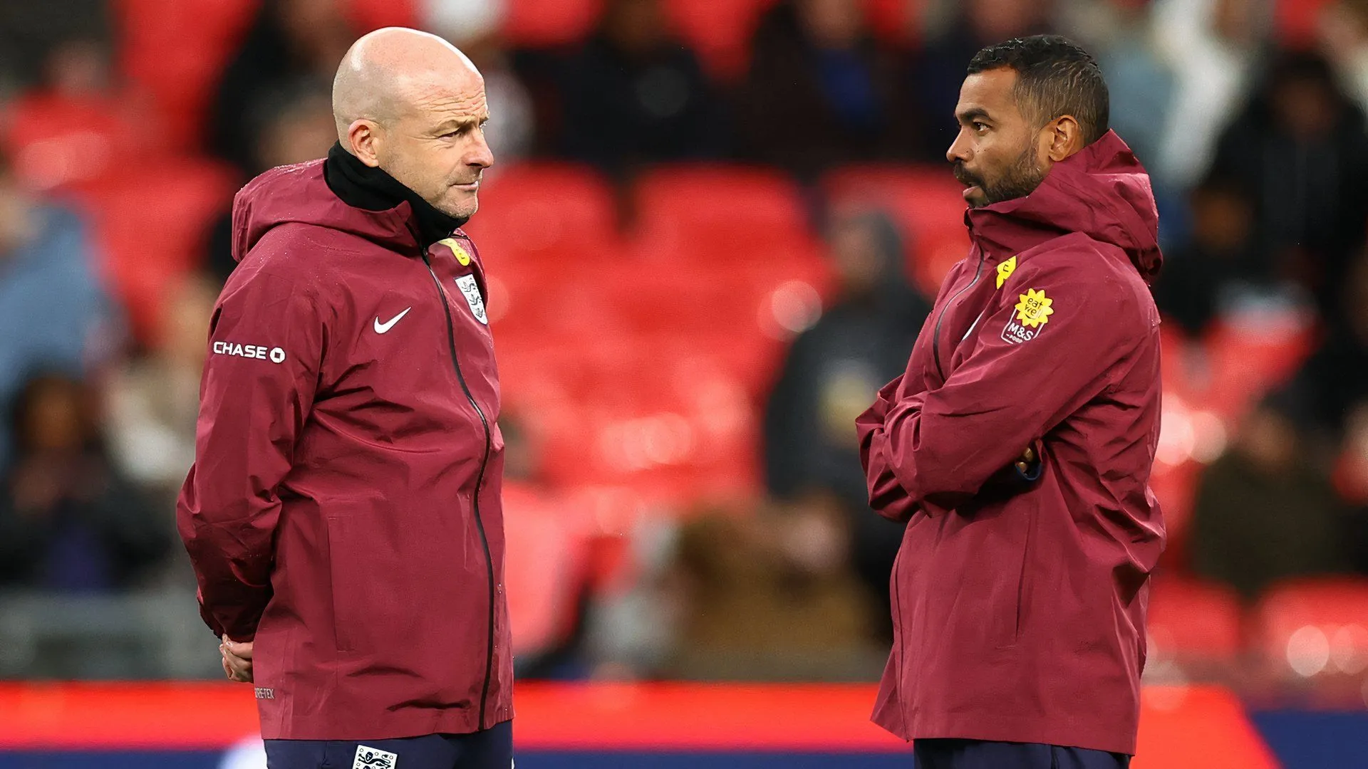 Ashley Cole tích lũy kinh nghiệm huấn luyện cùng Lee Carsley tại đội tuyển Anh