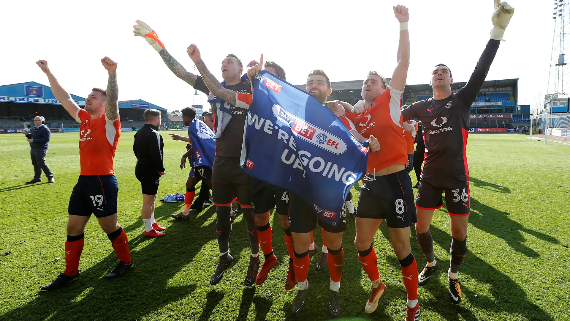 Các cầu thủ Luton Town ăn mừng chức vô địch League Two