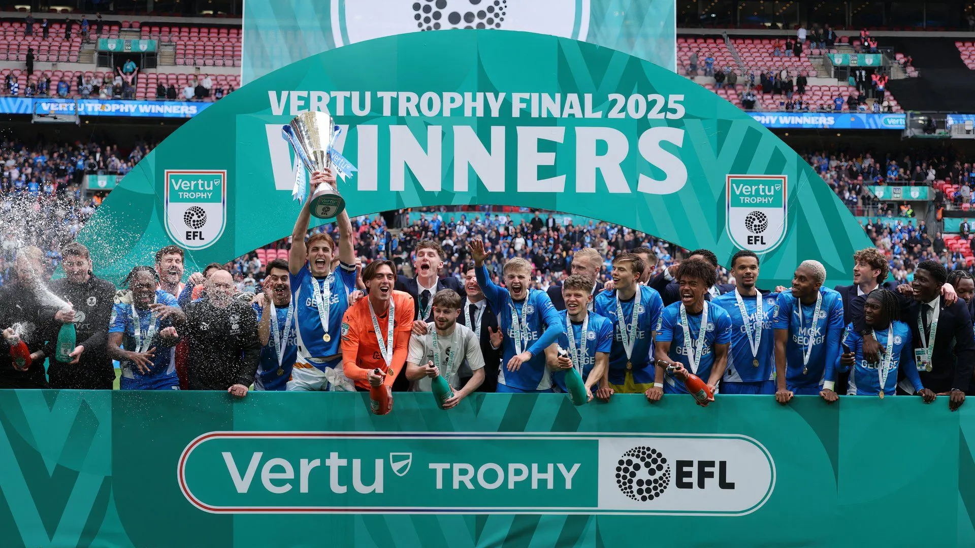 Các cầu thủ Peterborough United ăn mừng chức vô địch EFL Trophy, giải đấu họ đã giành chiến thắng hai lần liên tiếp