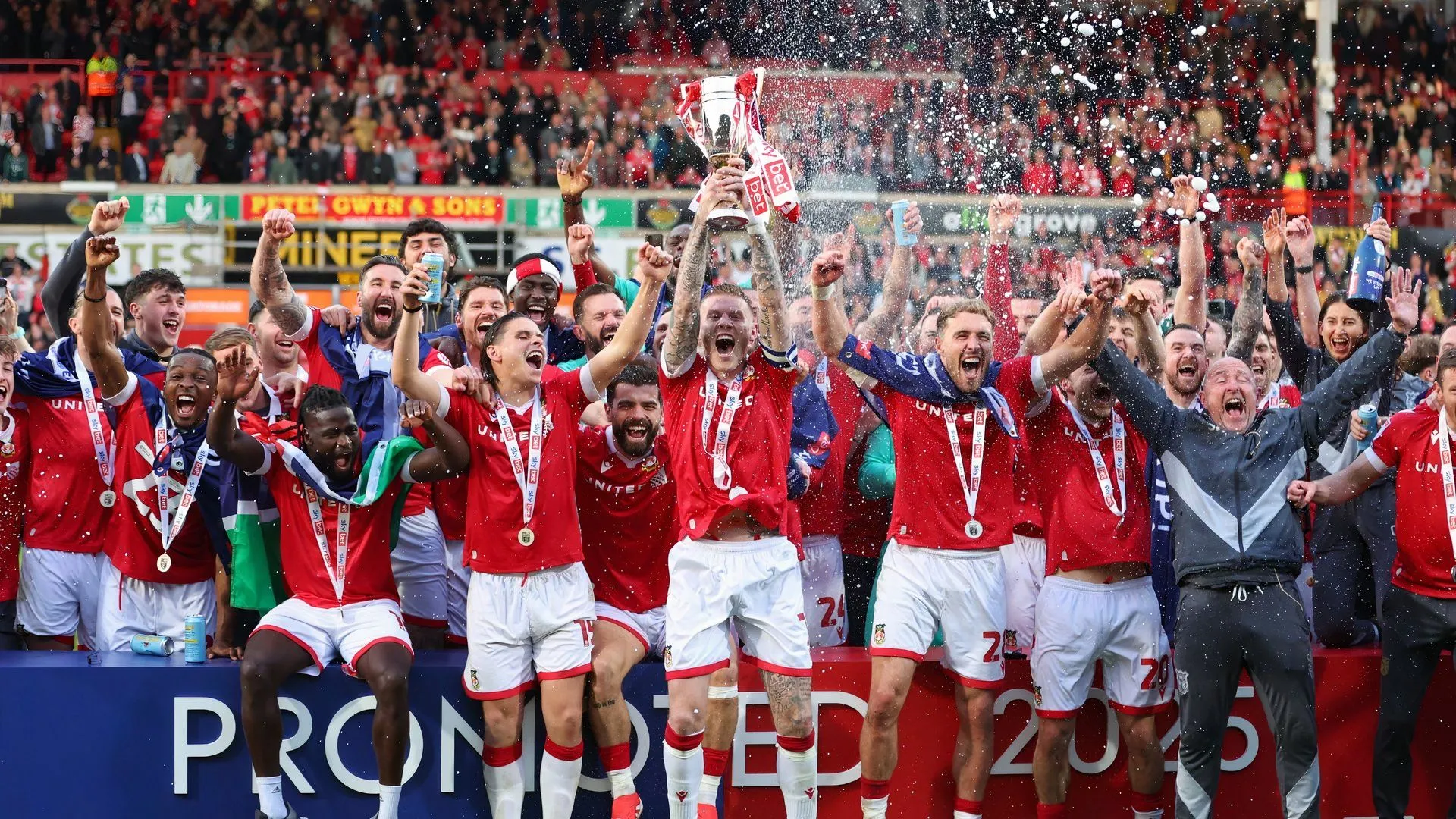 Các cầu thủ Wrexham ăn mừng thăng hạng lên Giải Hạng Nhất Anh