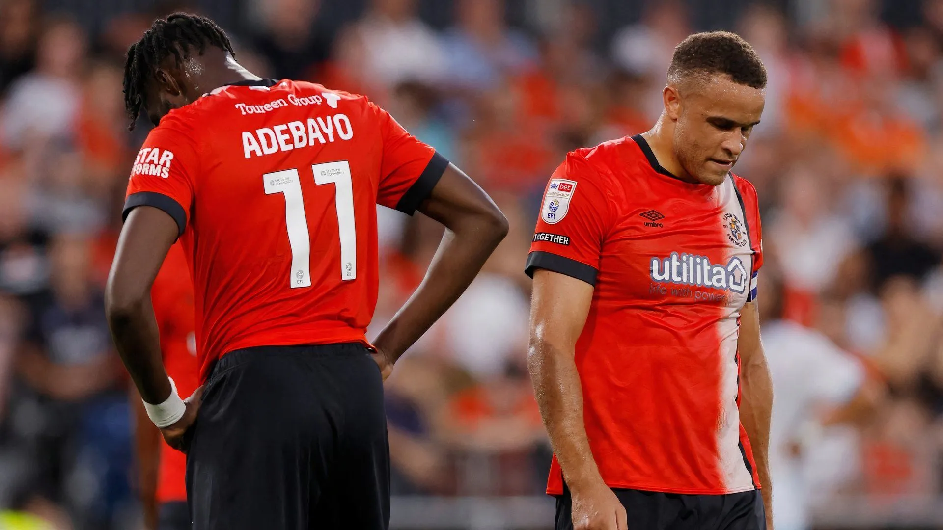 Cầu thủ Carlton Morris và Elijah Adebayo của Luton Town ăn mừng bàn thắng quan trọng.