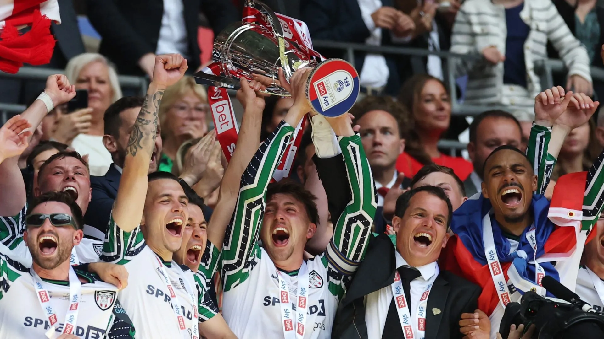 Dan Neil nâng cao cúp vô địch play-off cùng Sunderland