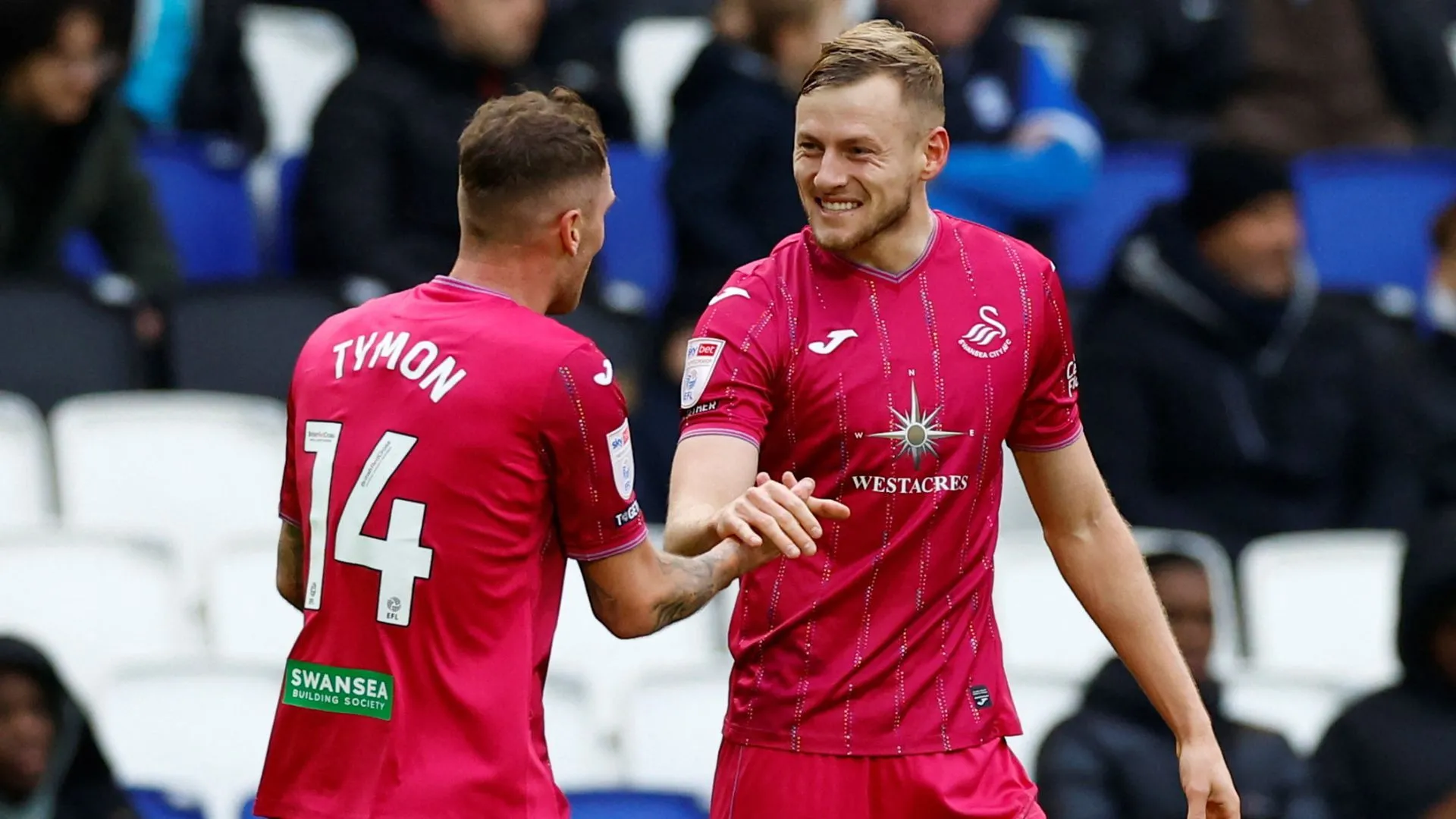 Harry Darling (phải) cùng đồng đội tại Swansea City
