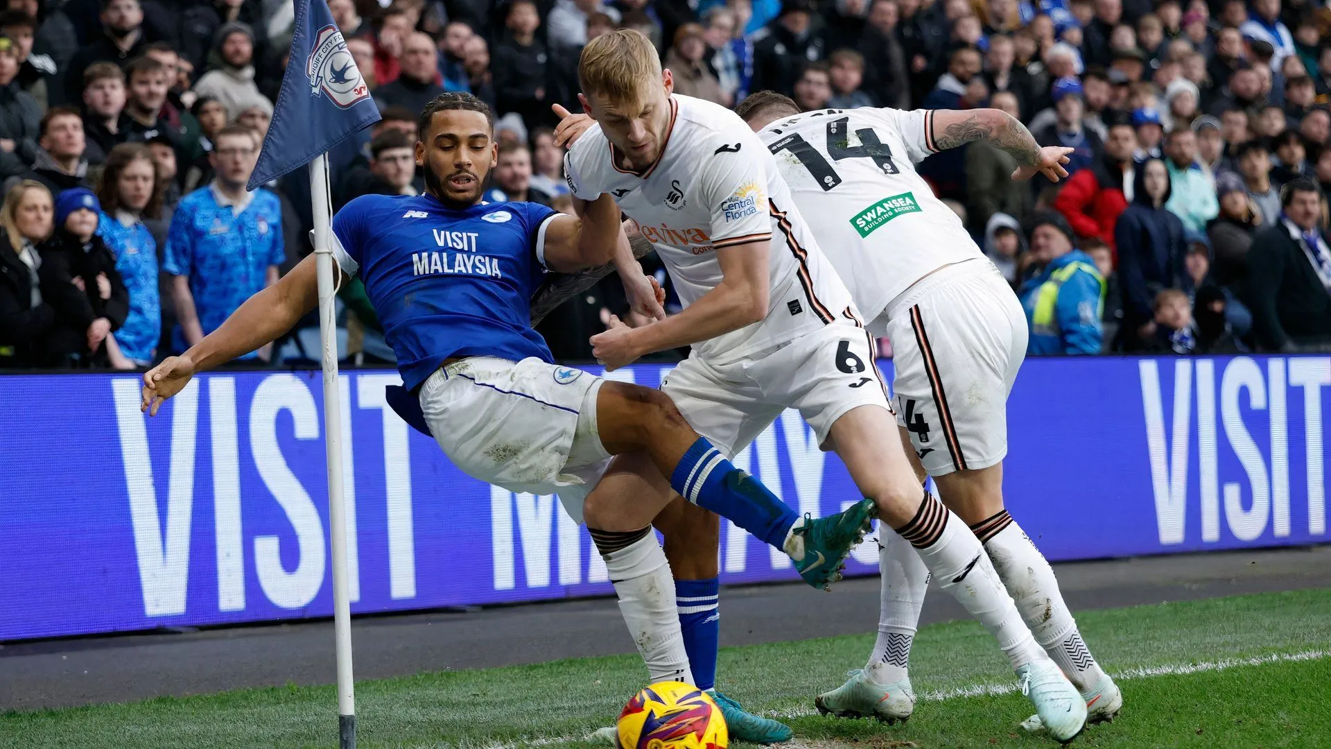 Harry Darling thi đấu cho Swansea City tại Giải Hạng Nhất Anh