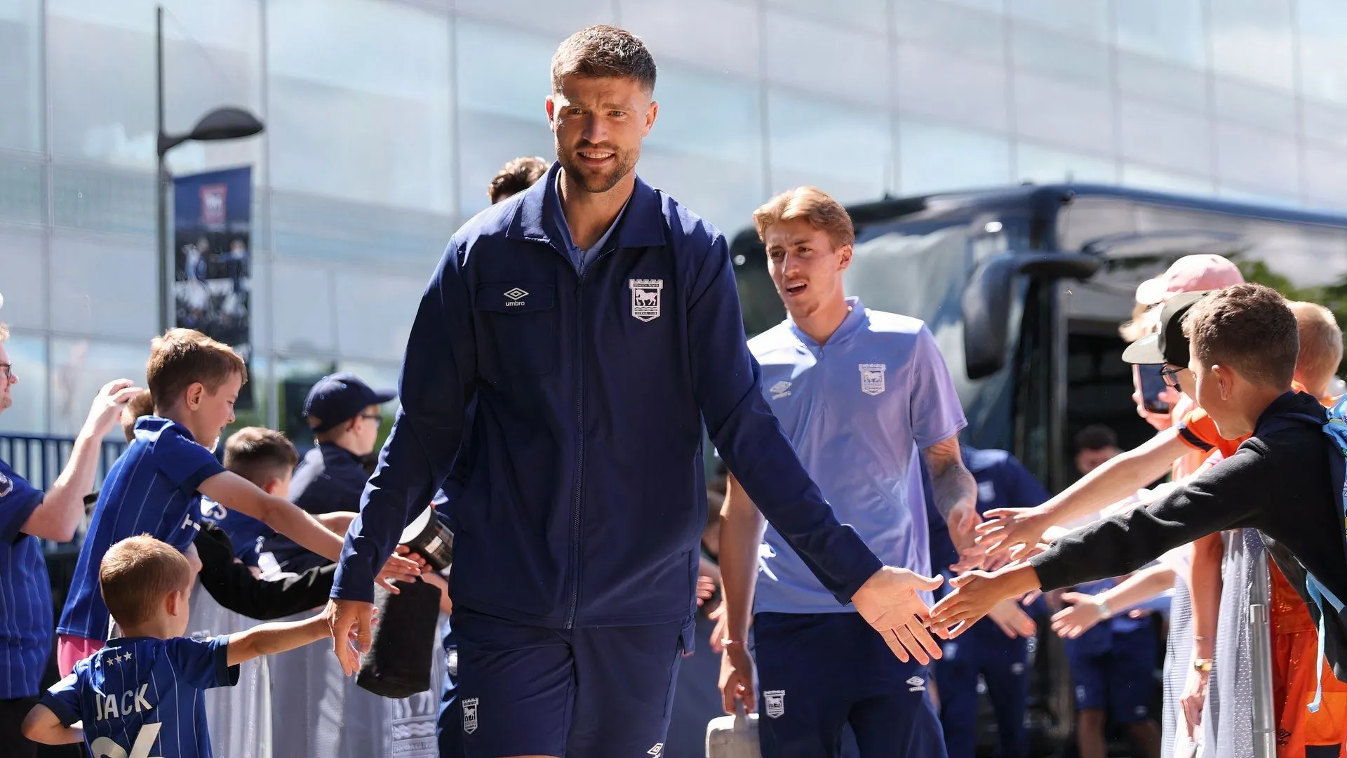 Hậu vệ Cameron Burgess trong màu áo Ipswich Town