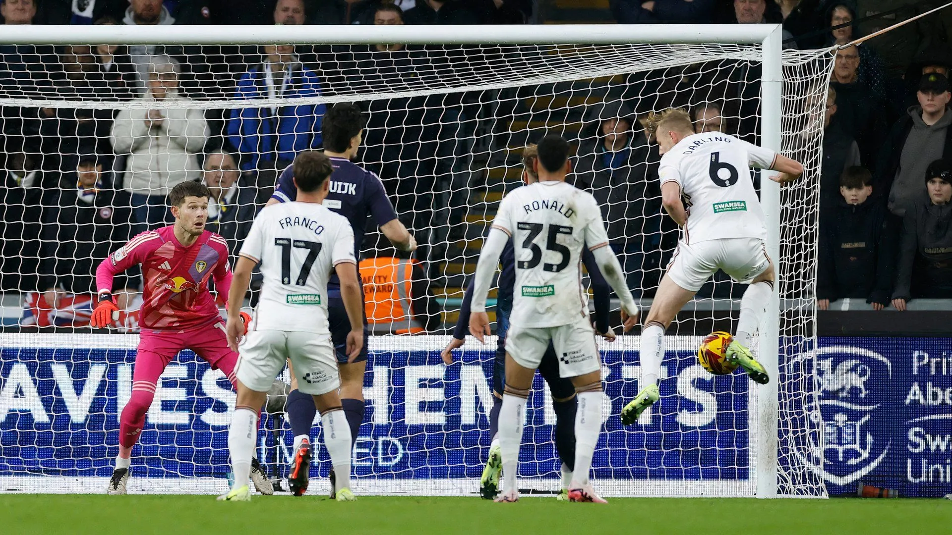 Hậu vệ Harry Darling ăn mừng sau khi ghi bàn cho Swansea City