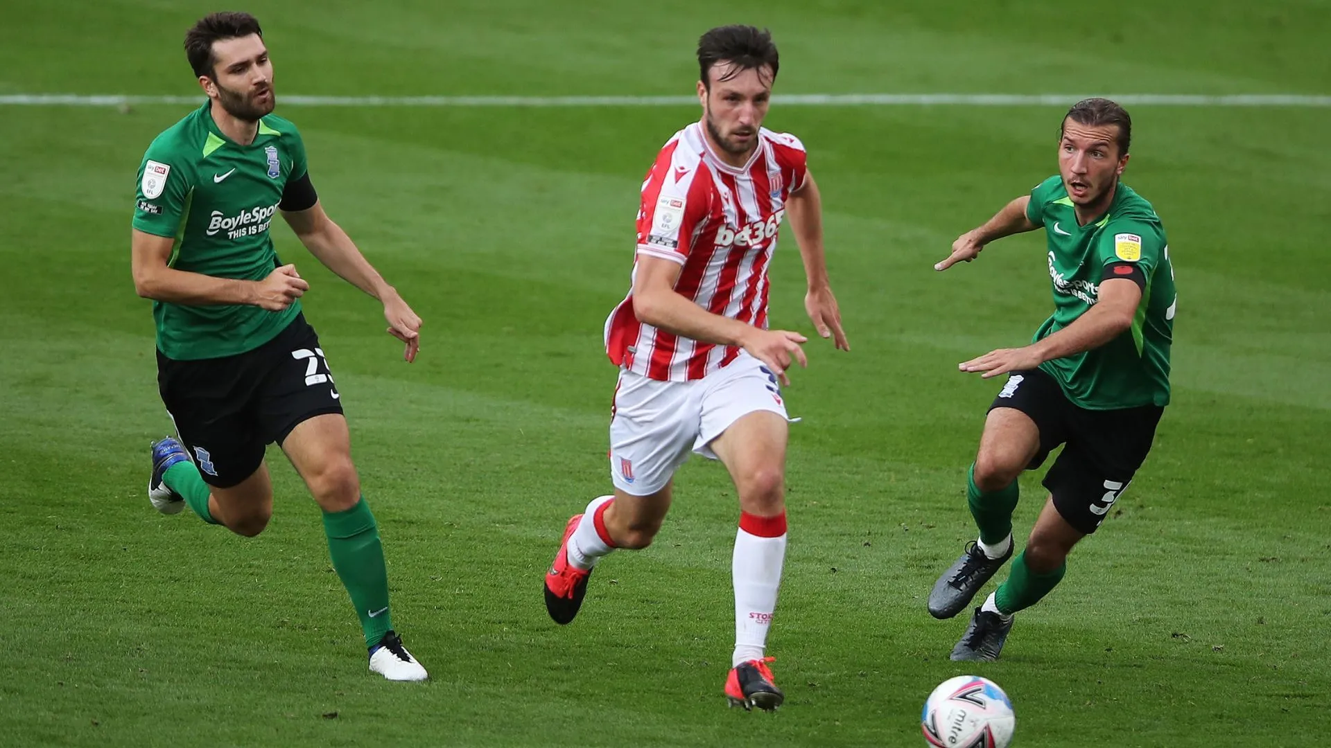 Hậu vệ Morgan Fox trong một pha tranh bóng cho QPR