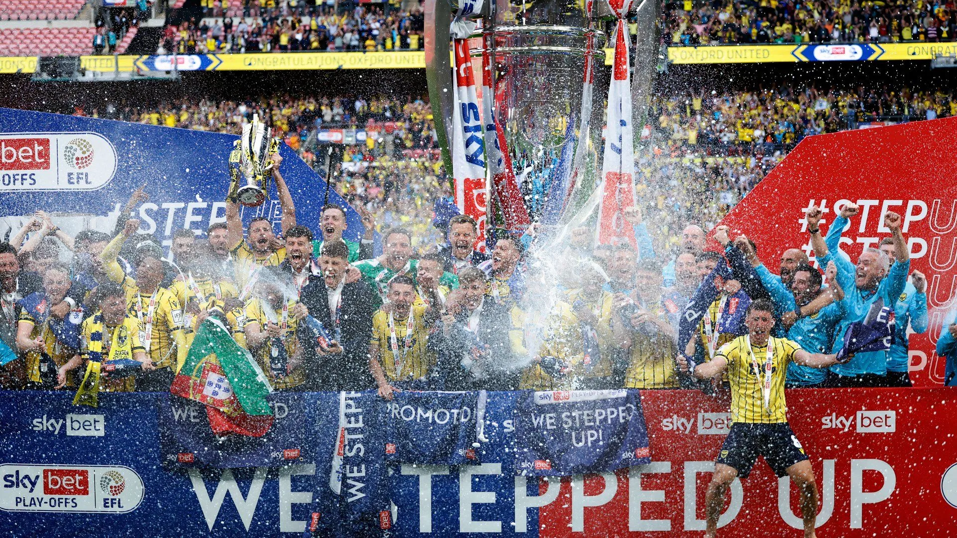 Hình ảnh các cầu thủ Oxford United ăn mừng chiến tích thăng hạng Championship vào năm 2024