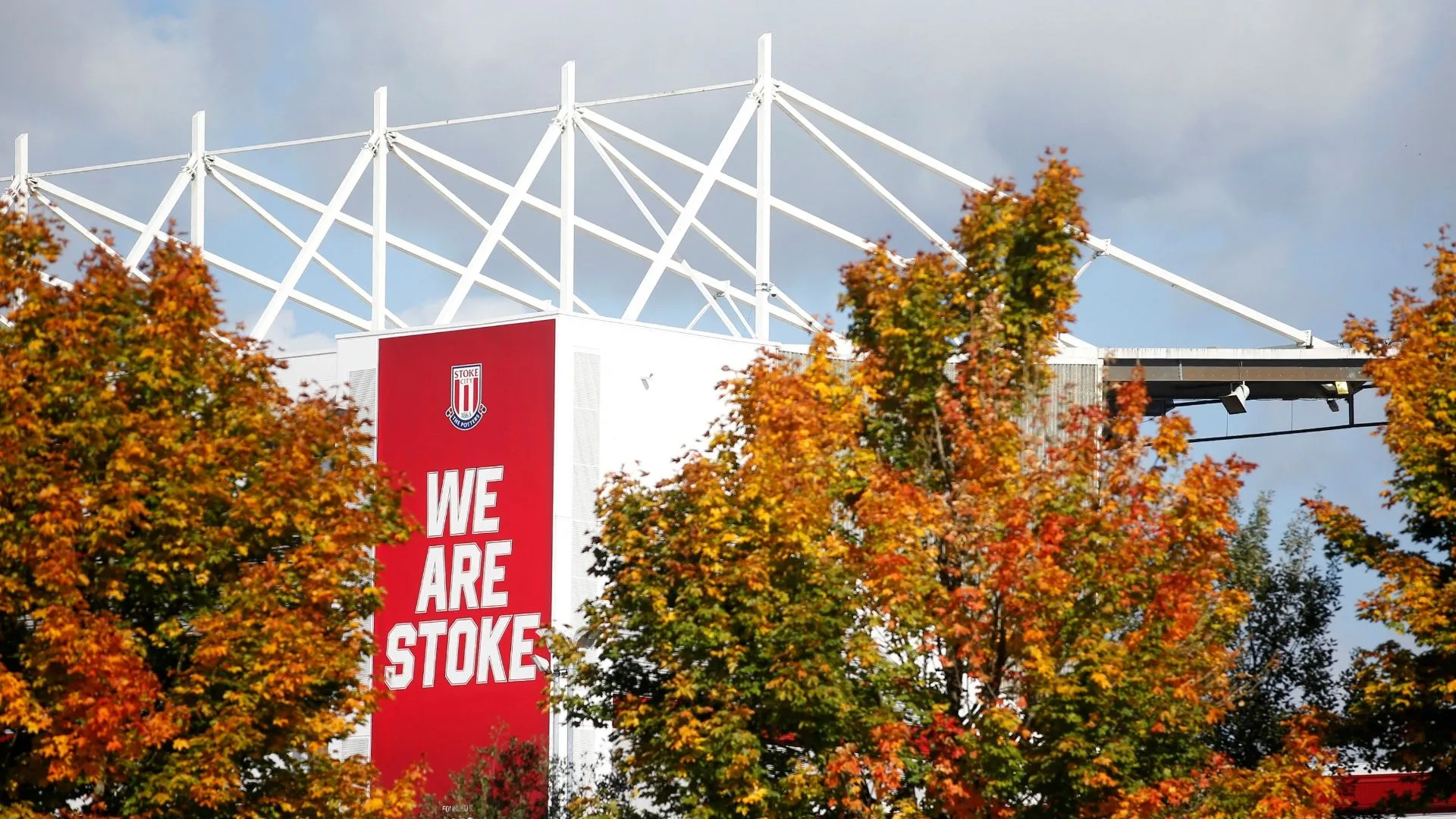 Hình ảnh tổng hợp về Bet365 Stadium và logo hiện tại của Stoke City