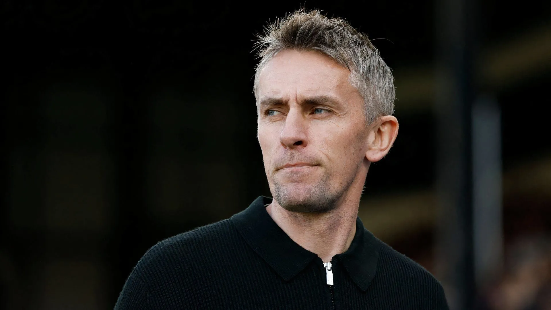 HLV Kieran McKenna của Ipswich Town đứng ngoài sân chỉ đạo