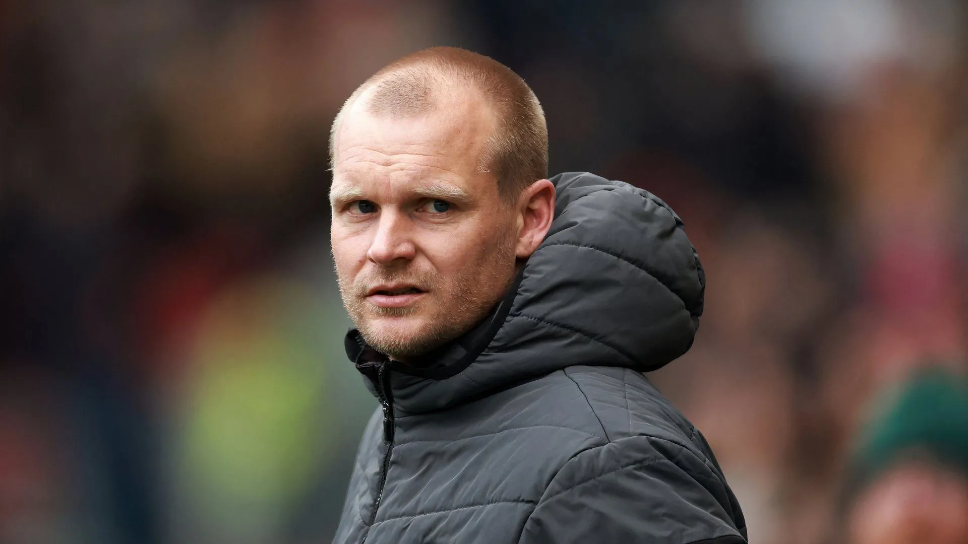 Huấn luyện viên Liam Manning, người từng làm việc với Harry Darling tại MK Dons
