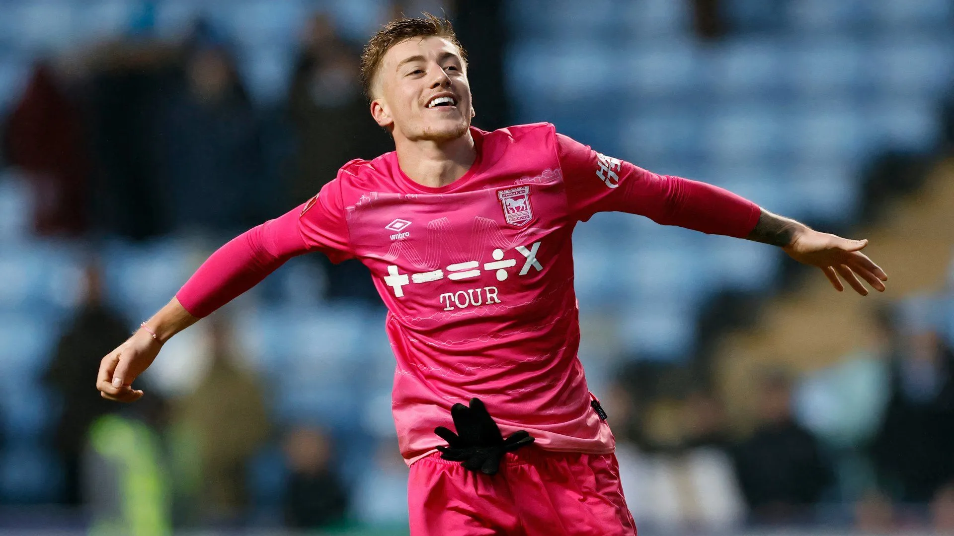 Jack Clarke đang đi bóng trong một trận đấu của Ipswich Town